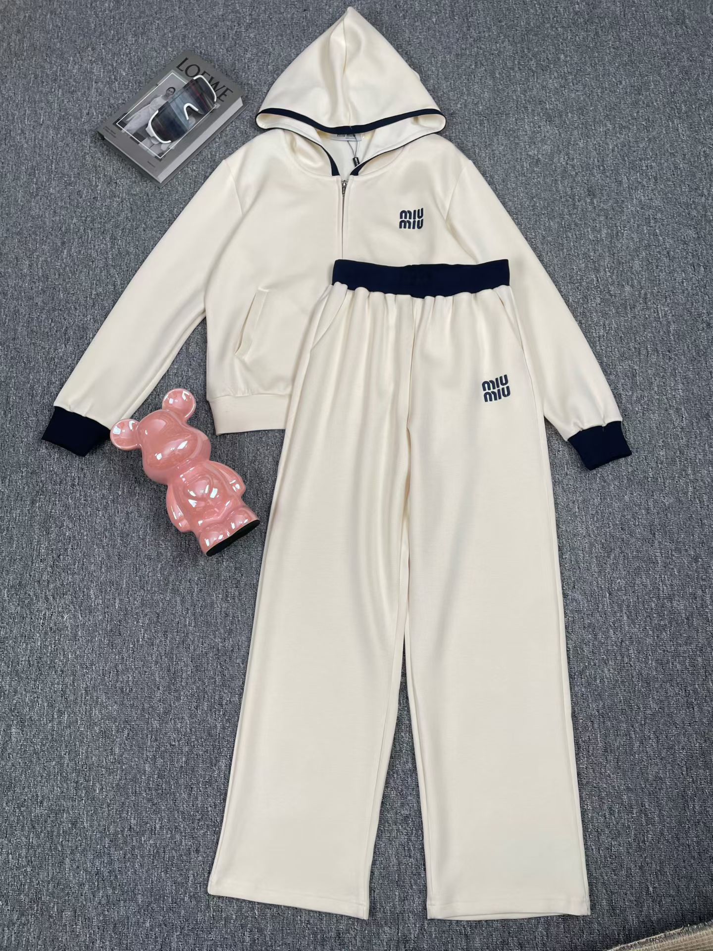 NO:890326,Suit Miu mi* new classic fashionable versatile zipper long sleeves embroidered logo letters contrasting color hooded sweatshirt jacket drawstring elastic waist casual trousers two-piece casual sports suit set.SMLXL,,miumiu,hoodie,sweatshirts,jackets & coats,hats,19860909套装Miu mi*新款经典时髦百搭拉链式长袖刺绣徽标字母撞色连帽卫衣外套抽绳松紧腰休闲长裤 休闲运动套装两件套.SMLXL,,miumiu,hoodie,sweatshirts,jackets & coats,hats,,Women's clothing