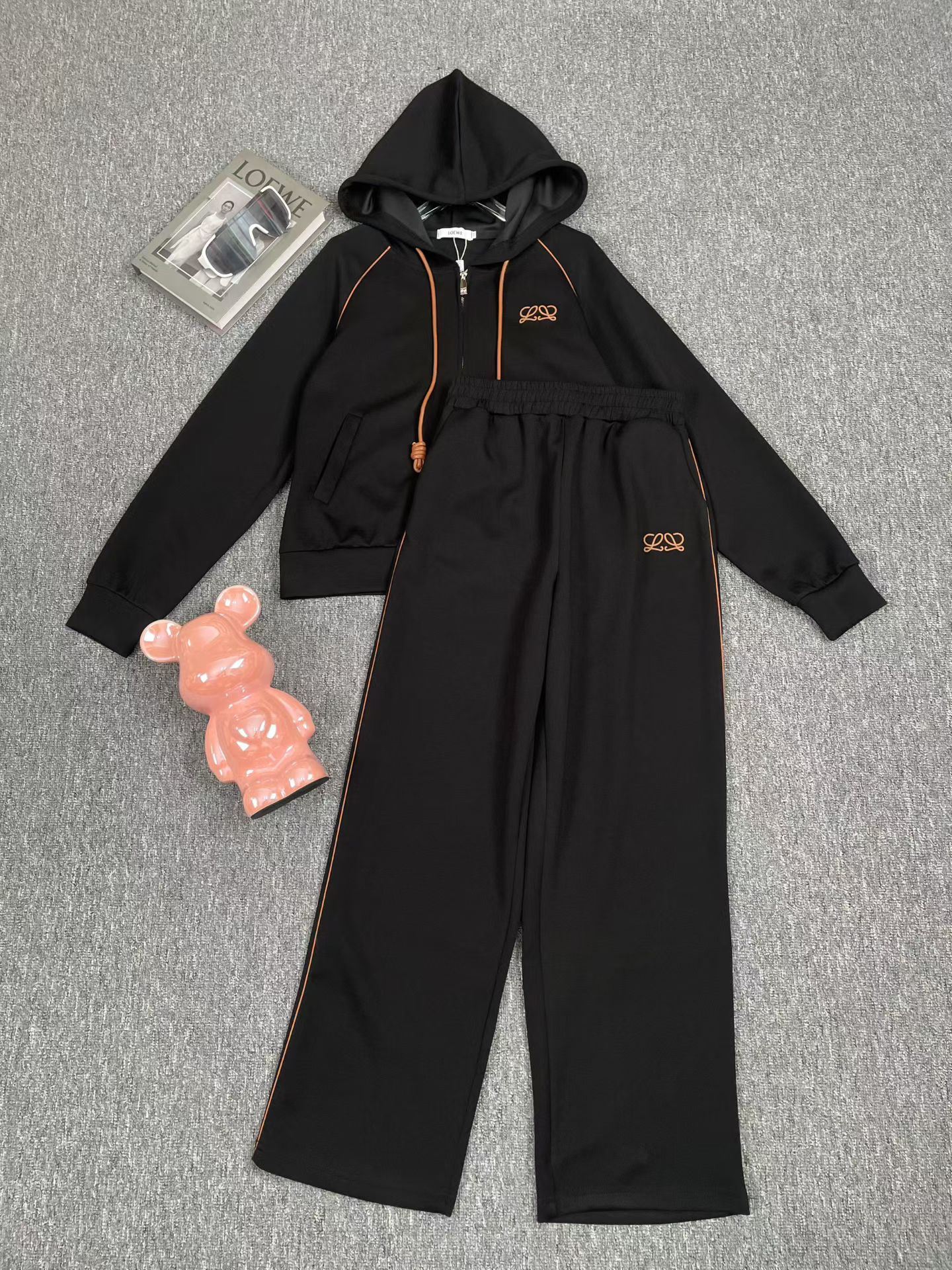 NO:897393,Suit LOEW* new classic fashionable versatile zipper style long-sleeved embroidered logo drawstring hooded sweatshirt jacket drawstring elastic waist casual trousers casual sports suit two-piece set.SMLXL, Loewe-clothing, loewe, loewe, hoodie, sweatshirts, jackets & coats, hats,19860909套装LOEW*新款经典时髦百搭拉链式长袖刺绣徽标抽绳连帽卫衣外套抽绳松紧腰休闲长裤 休闲运动套装两件套.SMLXL,罗意威-服装,loewe,loewe,hoodie,sweatshirts,jackets & coats,hats,,Women's clothing