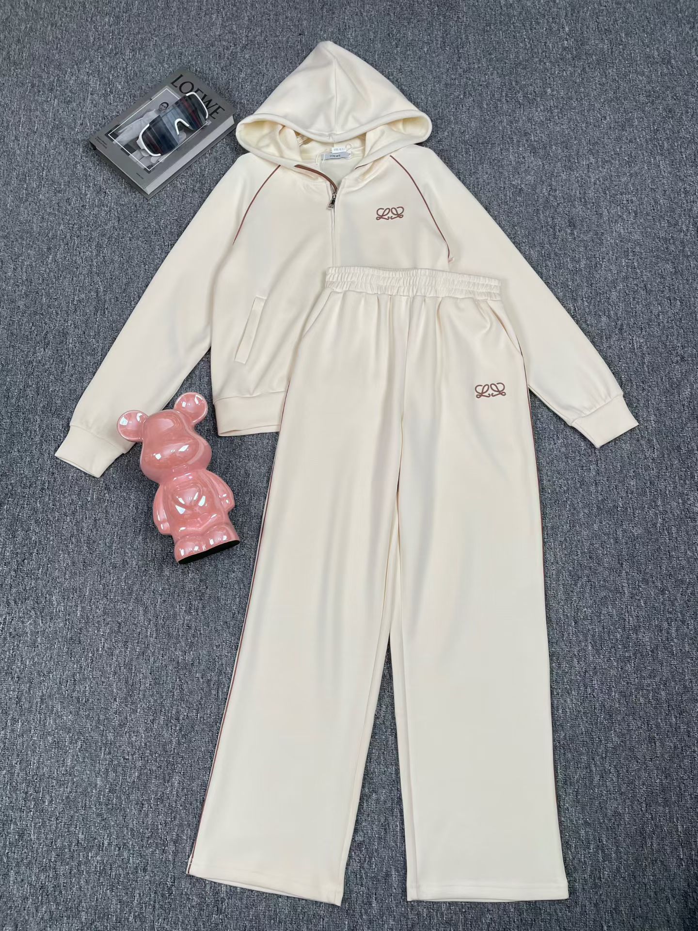 NO:890331,Suit LOEW* new classic fashionable versatile zippered long-sleeved embroidered logo drawstring hooded sweatshirt jacket drawstring elastic waist casual trousers casual sports suit two-piece set.SMLXL,,loewe,hoodie,sweatshirts,jackets & coats,hats,19860909套装LOEW*新款经典时髦百搭拉链式长袖刺绣徽标抽绳连帽卫衣外套抽绳松紧腰休闲长裤 休闲运动套装两件套.SMLXL,,loewe,hoodie,sweatshirts,jackets & coats,hats,,Women's clothing