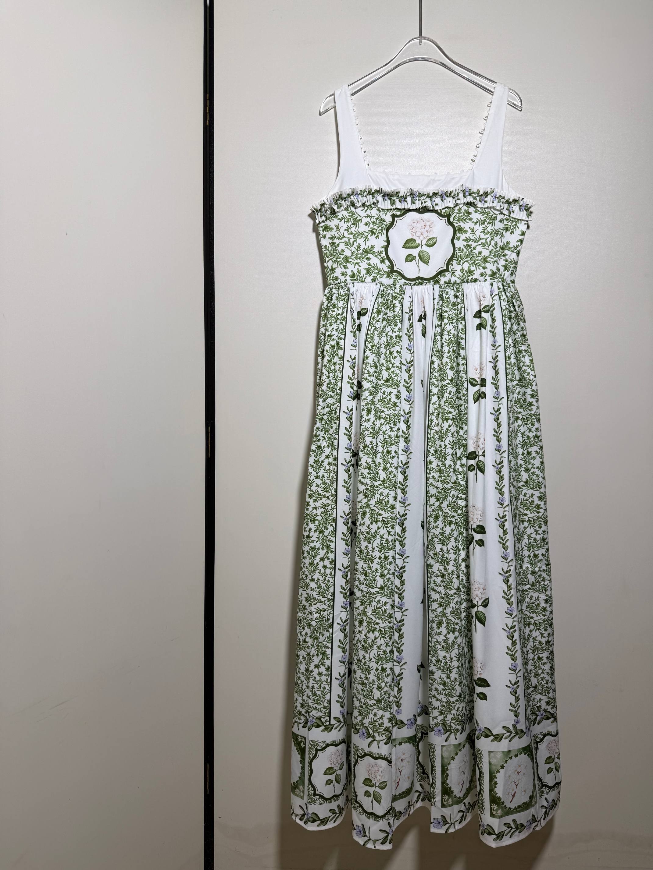 NO:887032,AGU*French palace retro holiday style long dress with green floral print and ear-shaped square neck suspender high waist and large hem flower dress.SMLXL, women's clothing, skirts,19860909AGU*法式宫廷复古度假风长裙绿色花卉印花打揽木耳边方领吊带高腰大摆花朵连衣裙.SMLXL,女装,skirts,,Women's clothing