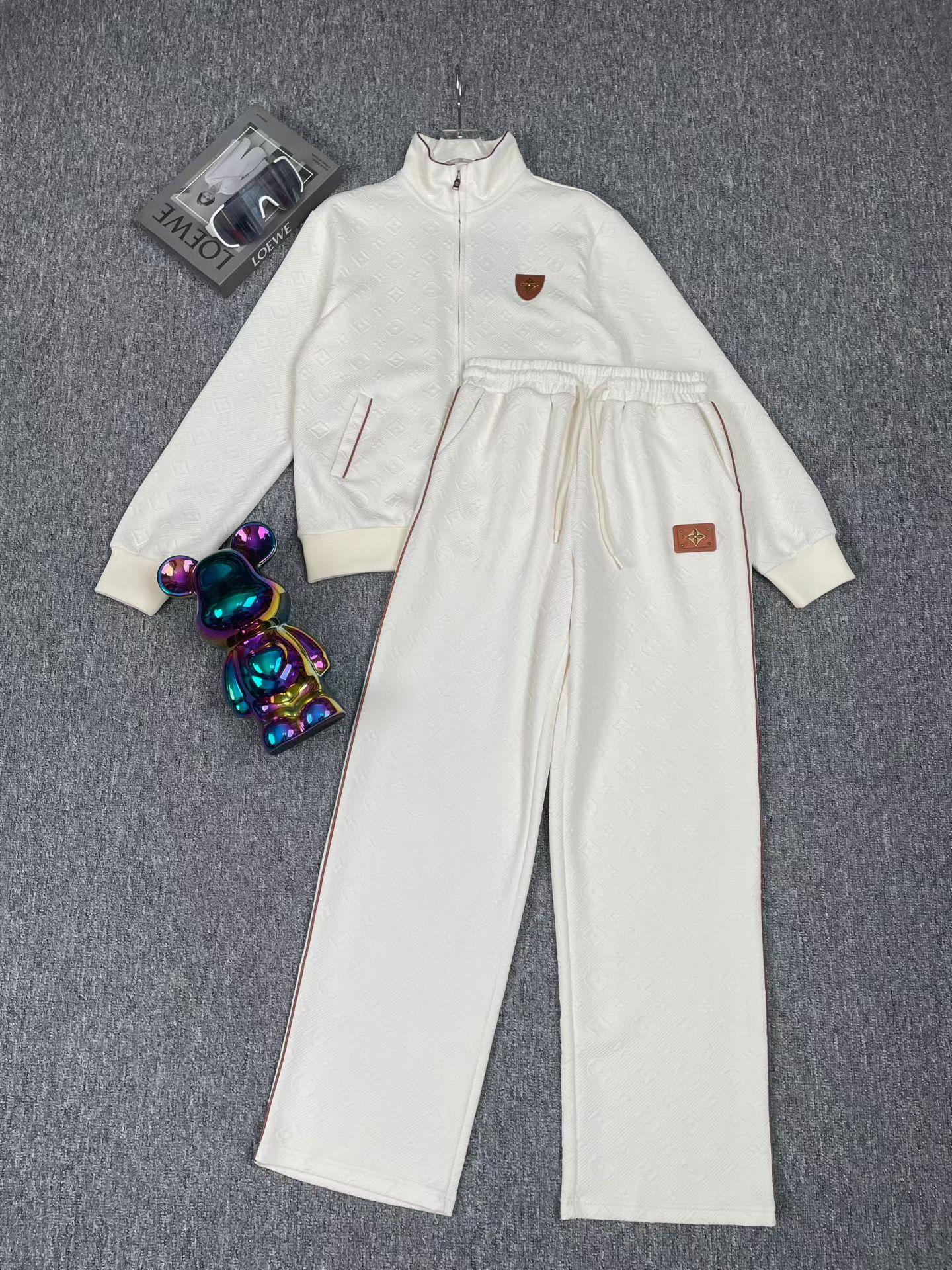 NO:897342,Suit L*Louis New classic fashionable versatile zipper style long sleeve dark pattern jacquard old pattern leather sweatshirt jacket drawstring elastic waist casual trousers casual sports suit two-piece set. SMLXL, Louis Vuitton-clothing, louis vuitton, hoodie, sweatshirts, jackets & coats,19860909套装L*路易 新款经典时髦百搭拉链式长袖暗纹提花老花皮标卫衣外套抽绳松紧腰休闲长裤 休闲运动套装两件套.SMLXL,路易威登-服装,louis vuitton,hoodie,sweatshirts,jackets & coats,,Women's clothing
