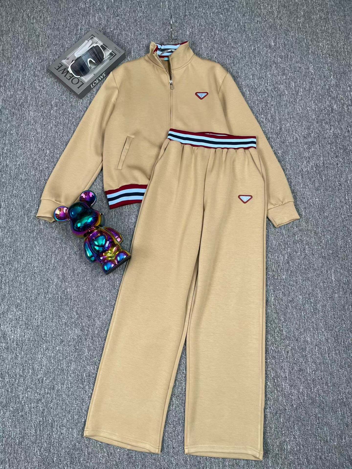 NO:897334,Suit PRA** new classic triangle logo △ decoration fashionable and versatile zipper style long-sleeved threaded splicing sweatshirt jacket ribbed elastic waist casual trousers casual sports suit two-piece set.SMLXL, Prada-clothing, prada, prada, hoodie, sweatshirts, jackets & coats,19860909套装PRA**新款经典三角标△装饰时髦百搭拉链式长袖螺纹拼接卫衣外套罗纹松紧腰休闲长裤 休闲运动套装两件套.SMLXL,普拉达-服装,prada,prada,hoodie,sweatshirts,jackets & coats,,Women's clothing
