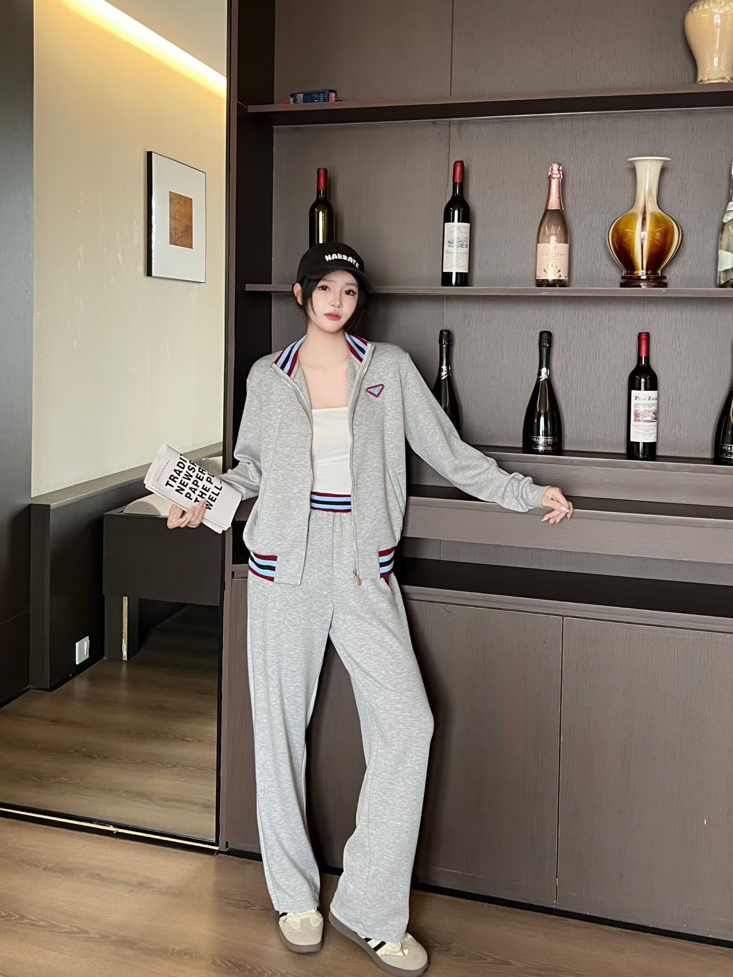 NO:901240,Suit PRA** new classic triangle logo △ decoration fashionable and versatile zipper style long-sleeved threaded splicing sweatshirt jacket ribbed elastic waist casual trousers casual sports suit two-piece set.SMLXL,, prada, hoodie, sweatshirts, jackets & coats,19860909套装PRA**新款经典三角标△装饰时髦百搭拉链式长袖螺纹拼接卫衣外套罗纹松紧腰休闲长裤 休闲运动套装两件套.SMLXL,,prada,hoodie,sweatshirts,jackets & coats,,Women's clothing