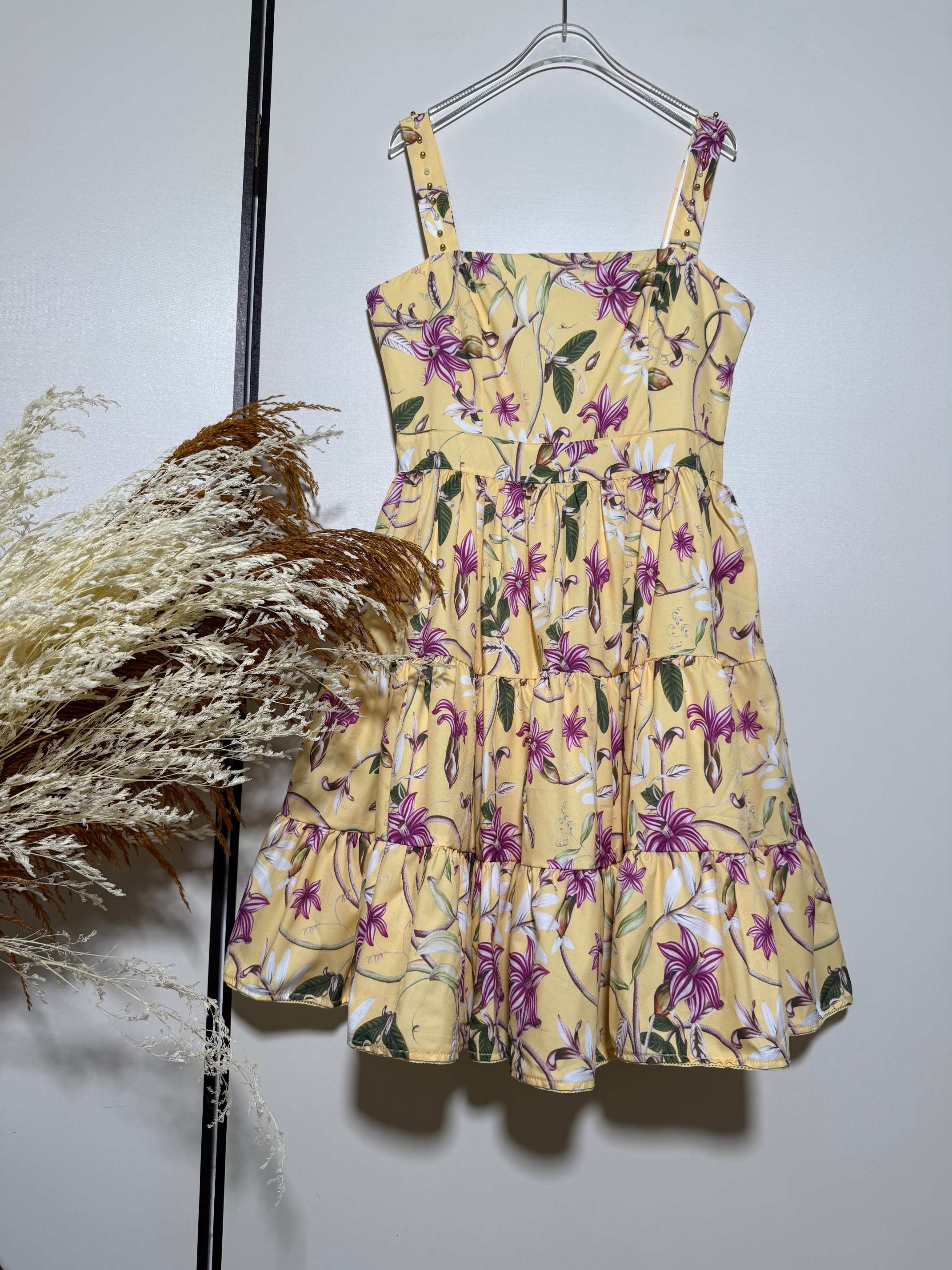 NO:900195,New yellow dress for women, resort style beaded suspenders, flower print skirt, waist pleated skirt.SMLXL, women's clothing, skirts,19860909新款黄色连衣裙女度假风钉珠吊带花朵印花短裙收腰百褶裙子.SMLXL,女装,skirts,,Women's clothing