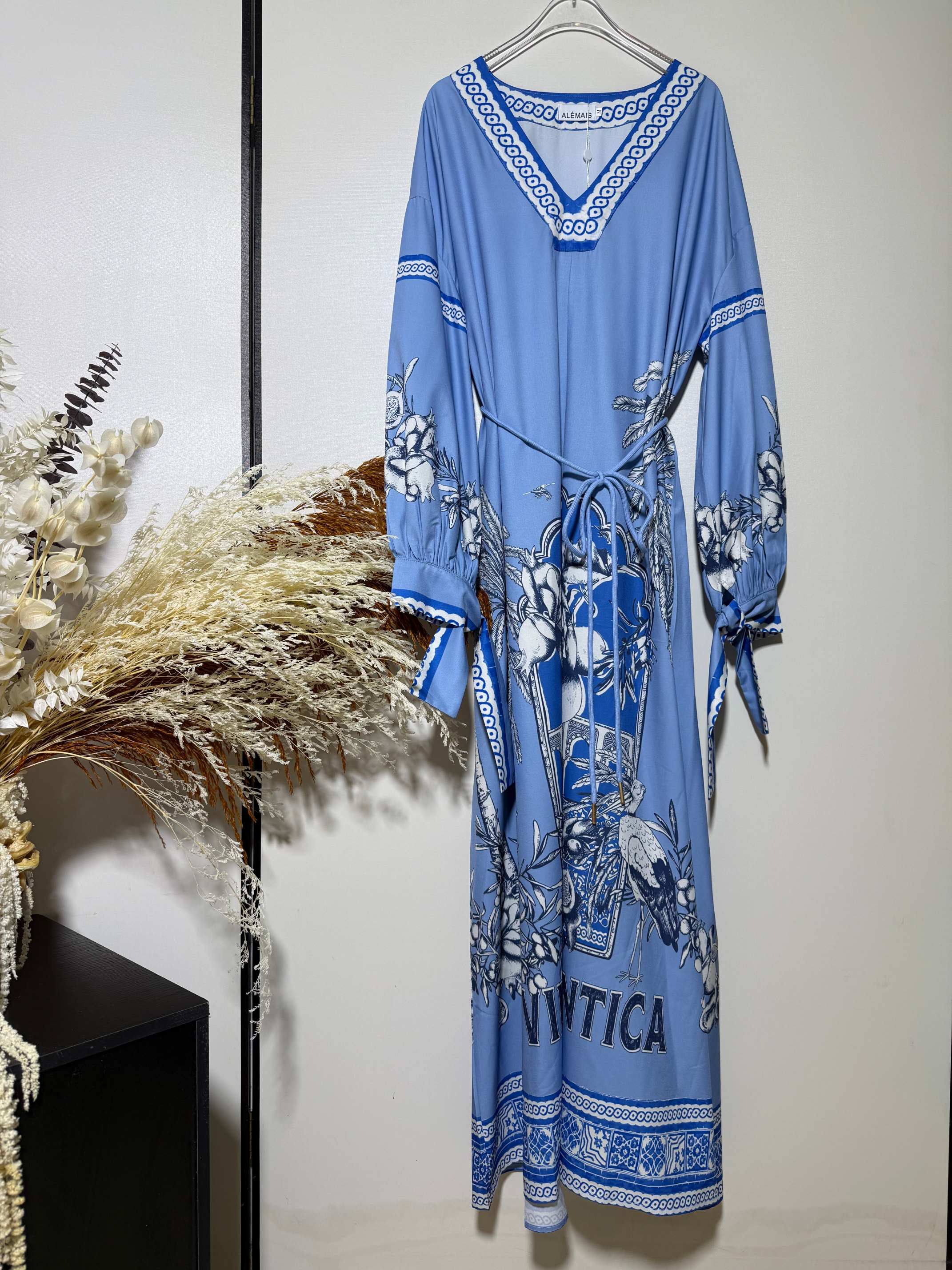 NO:900189,Australian niche holiday style new blue coconut tree animal print temperament V-neck loose high waist rope waist casual long-sleeved dress long skirt.SMLXL, women's clothing, skirts,19860909澳洲小众度假风新款蓝色椰树动物印花气质V领宽松高腰系绳子收腰休闲长袖连衣裙长裙.SMLXL,女装,skirts,,Women's clothing