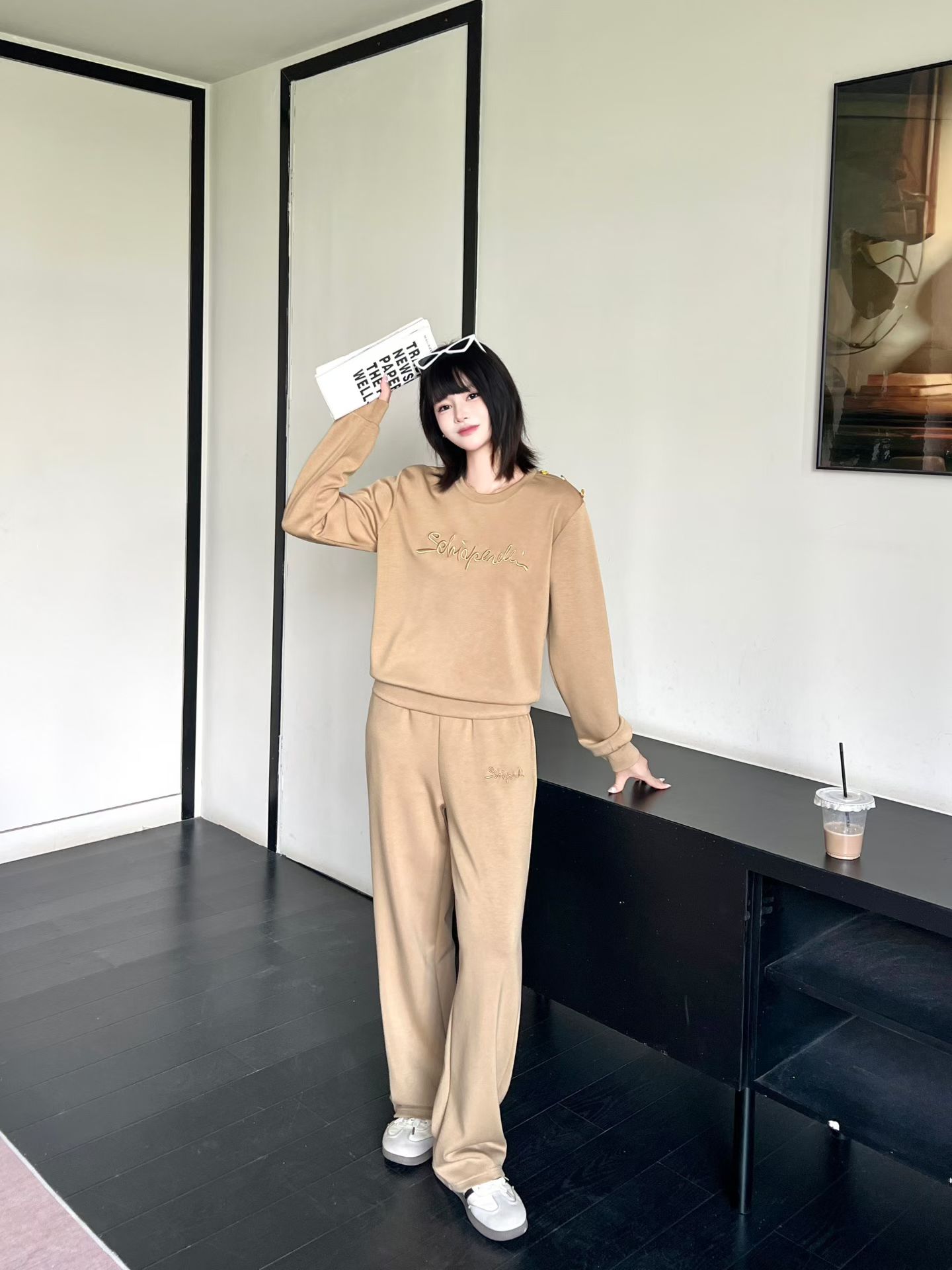 NO:905532,Suit new classic fashion versatile casual lapel long sleeve shoulder button decoration embroidered logo letter pullover sweatshirt elastic waist casual trousers casual sports suit two-piece set.SMLXL,,hoodie,sweatshirts,19860909套装新款经典时髦百搭休闲翻领长袖肩膀纽扣装饰 刺绣徽标字母套头卫衣松紧腰休闲长裤 休闲运动套装两件套.SMLXL,,hoodie,sweatshirts,,Women's clothing