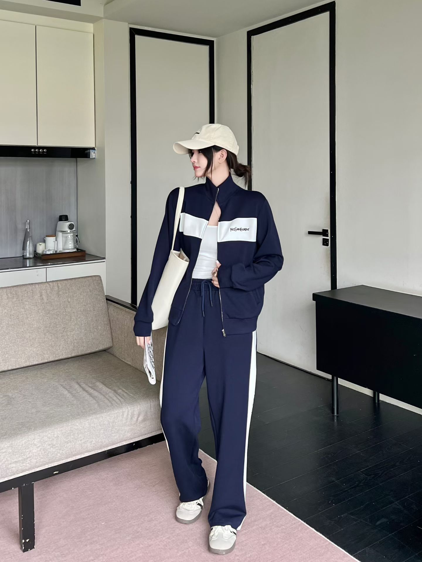 NO:908550,Suit new classic fashionable versatile casual lapel long sleeves embroidered logo letters contrasting zipper sweatshirt jacket drawstring elastic waist casual trousers two-piece casual sports suit set.SMLXL,,hoodie,sweatshirts,jackets & coats,19860909套装新款经典时髦百搭休闲翻领长袖刺绣徽标字母撞色拉链式卫衣外套抽绳松紧腰休闲长裤 休闲运动套装两件套.SMLXL,,hoodie,sweatshirts,jackets & coats,,Women's clothing