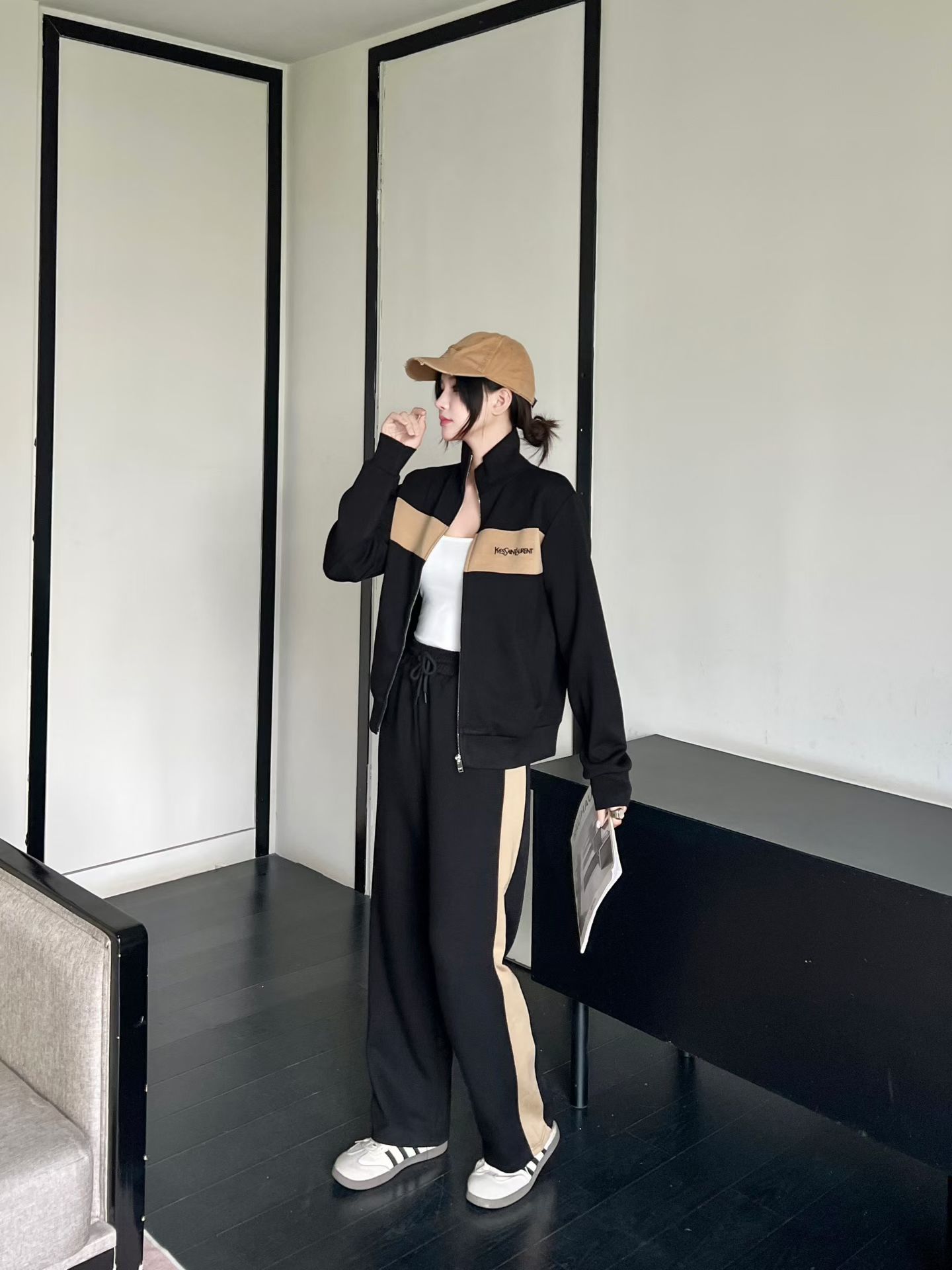 NO:949251,Suit new classic fashion versatile casual lapel long sleeves embroidered logo letters contrasting color zipper sweatshirt jacket drawstring elastic waist casual trousers casual sports suit two-piece set.SMLXL,,hoodie,sweatshirts,jackets & coats,19860909套装新款经典时髦百搭休闲翻领长袖刺绣徽标字母撞色拉链式卫衣外套抽绳松紧腰休闲长裤 休闲运动套装两件套.SMLXL,,hoodie,sweatshirts,jackets & coats,,Women's clothing