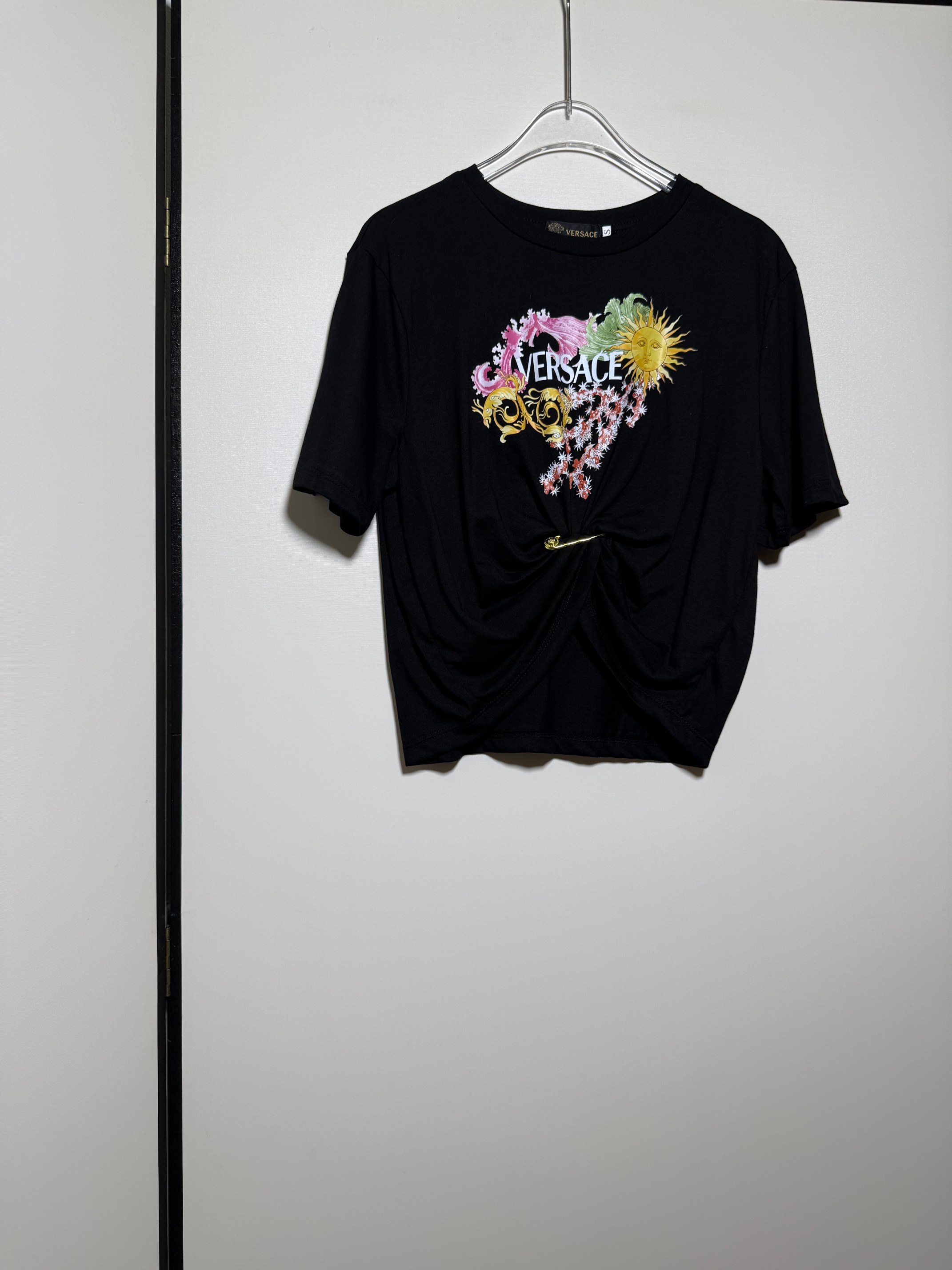 NO:900176,VERS**E/Van*zhe hot style series women's sun print decorated with pin knotted pleated casual short-sleeved embellished waist T-shirt.SMLXL, Versace-clothing,versace,versace,T-shirt,tees,t-shirt,19860909VERS**E/范*哲 爆款系列 女士太阳印花饰别针结饰褶裥休闲短袖缀饰露腰T恤 .SMLXL,范思哲-服装,versace,versace,T-shirt,tees，t-shirt,,Women's clothing