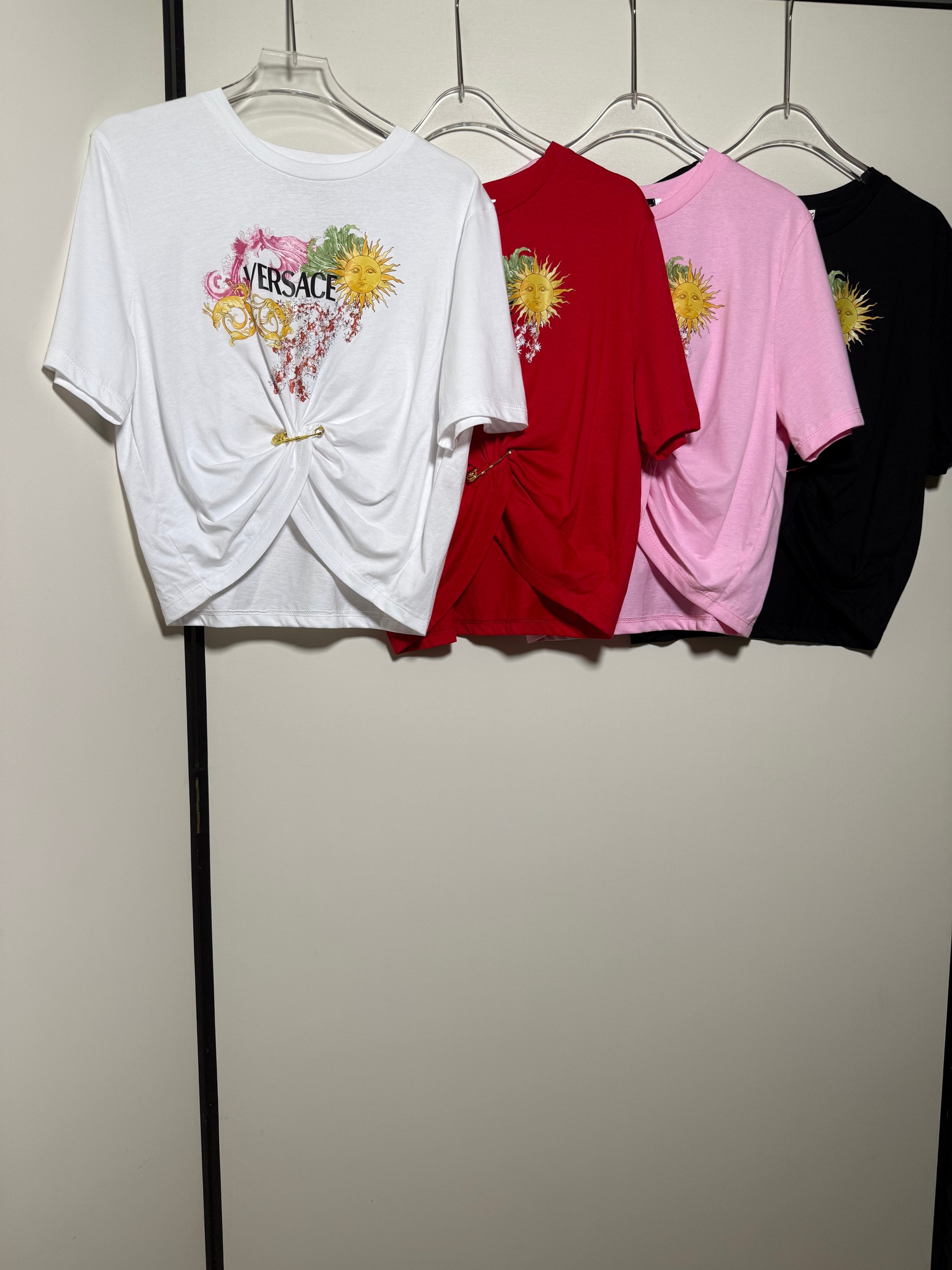 NO:910485,VERS**E/Fan*zhe popular series women's sun print decorated with pin knotted pleated casual short-sleeved embellished waist-exposed T-shirt.SMLXL,,versace,T-shirt,tees,t-shirt,19860909VERS**E/范*哲 爆款系列 女士太阳印花饰别针结饰褶裥休闲短袖缀饰露腰T恤 .SMLXL,,versace,T-shirt,tees，t-shirt,,Women's clothing