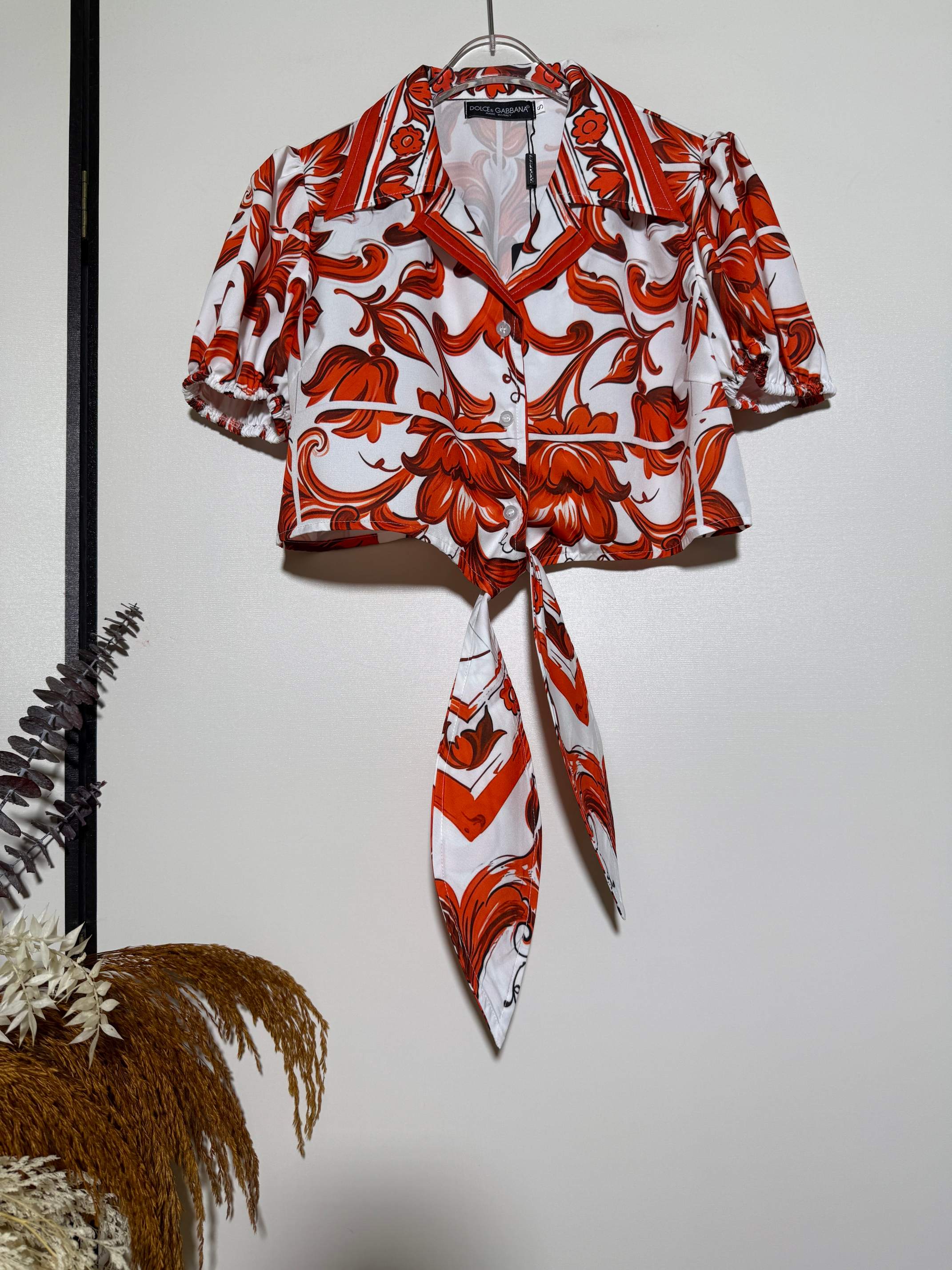 NO:944543,D*G/Du*jia Ms. red flower porcelain tin glaze colored pottery red flower porcelain printed red blue and white porcelain lapel short-sleeved knotted shirt.SMLXL,,shirts,T-shirt,19860909D*G/杜*嘉女士红花瓷锡釉彩陶红花瓷印花红色青花瓷翻领短袖系结衬衫.SMLXL,,shirts,T-shirt,,Women's clothing