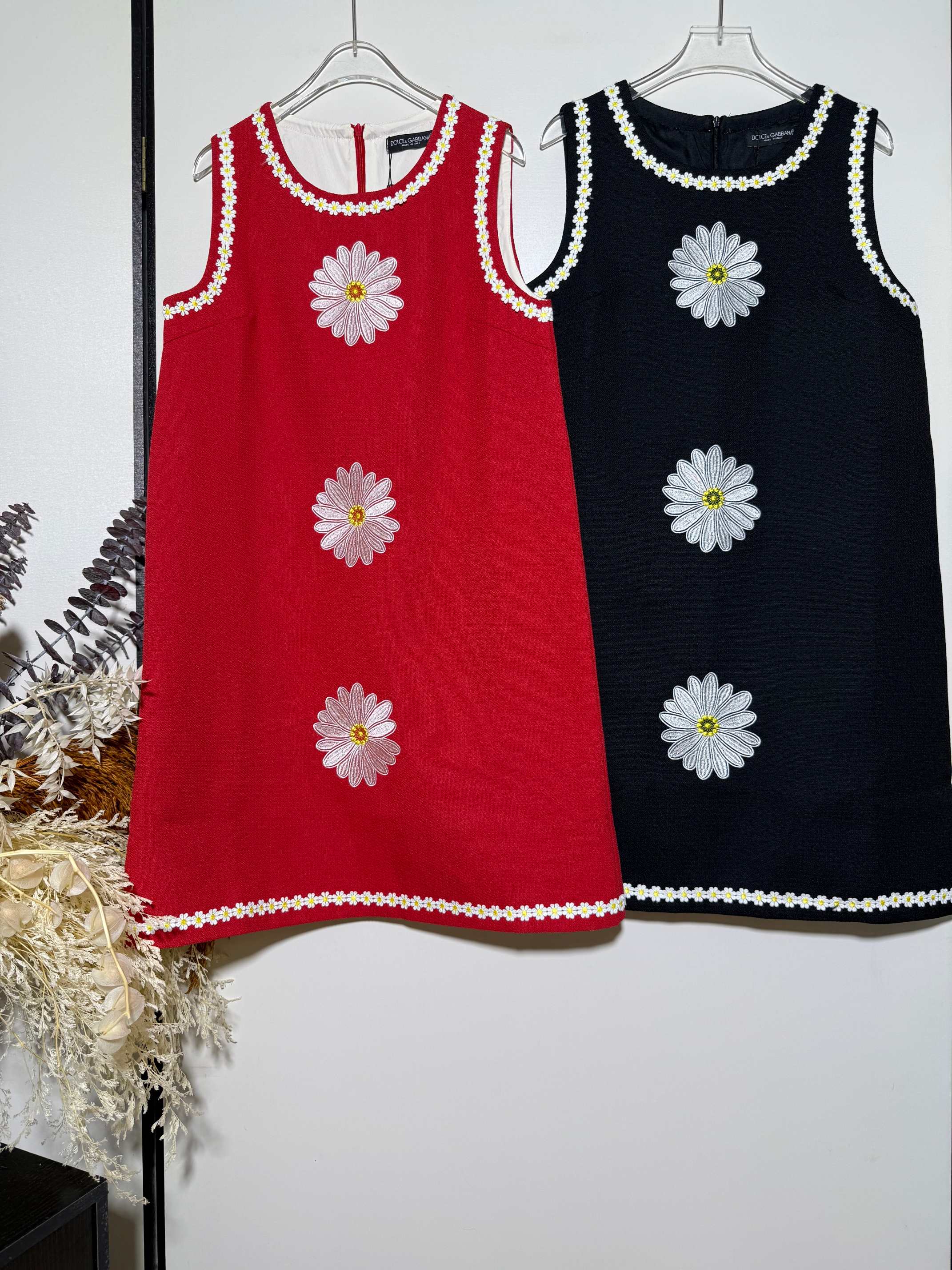 NO:944586,D*G/Du*jia Ms. Heavy Embroidery Daisy Decoration Splicing Flower Edge Neck Sleeveless Vest Dress A Version Loose Slim Dress.SMLXL,,skirts,19860909D*G/杜*嘉女士重工刺绣小雏菊装饰拼接花朵边领口无袖背心裙A版宽松显瘦连衣裙.SMLXL,,skirts,,Women's clothing