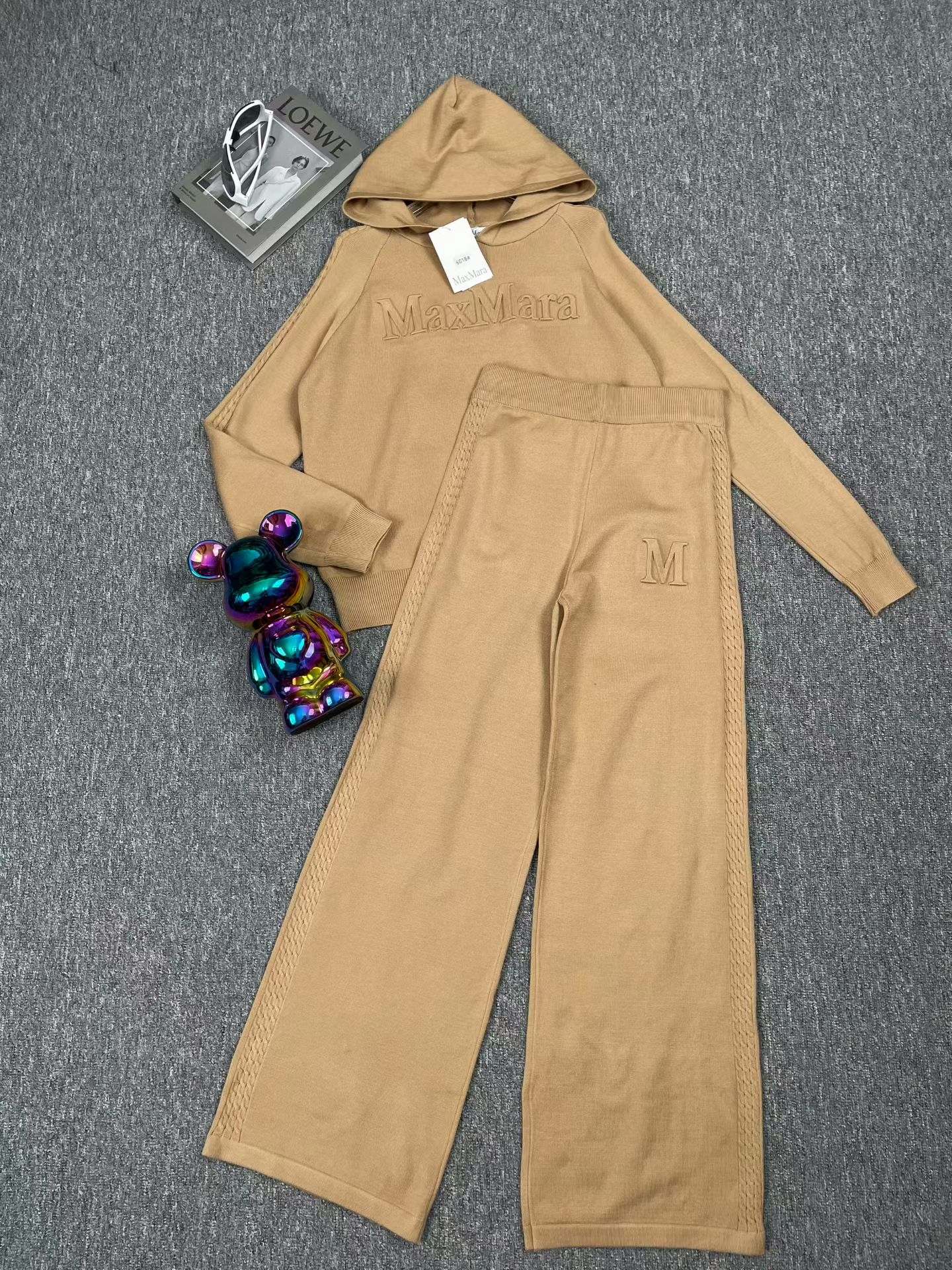 NO:952378,Suit Max** new classic fashionable versatile casual hooded long-sleeved sweater elastic waist casual knitted trousers casual sports suit two-piece set. One size fits all, hats,19860909套装Max**新款经典时髦百搭休闲连帽长袖针织衫松紧腰休闲针织长裤 休闲运动套装两件套.均码,,hats,,Women's clothing