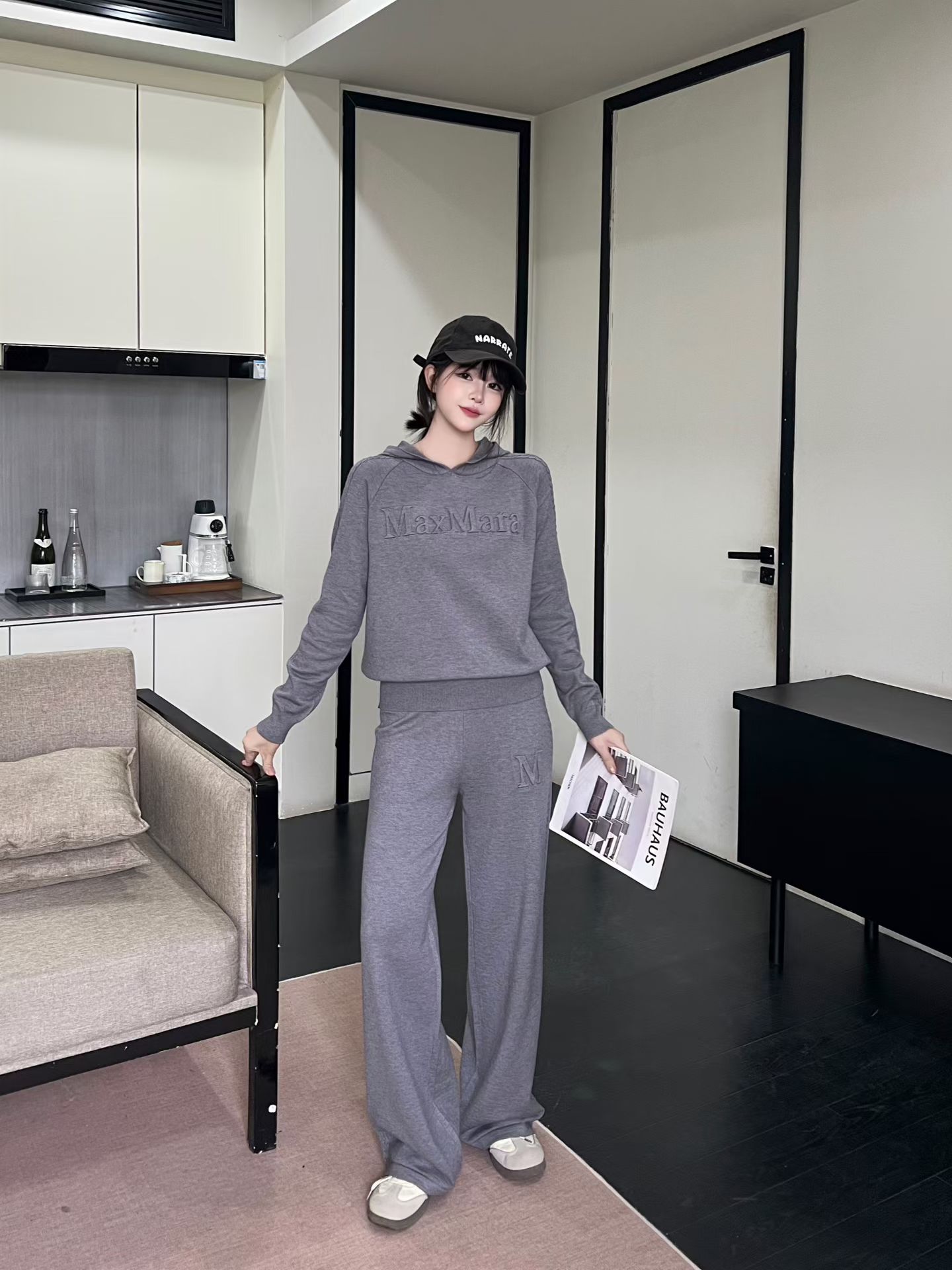 NO:952399,Suit Max** new classic fashionable versatile casual hooded long-sleeved sweater elastic waist casual knitted trousers casual sports suit two-piece set. One size fits all, hats,19860909套装Max**新款经典时髦百搭休闲连帽长袖针织衫松紧腰休闲针织长裤 休闲运动套装两件套.均码,,hats,,Women's clothing