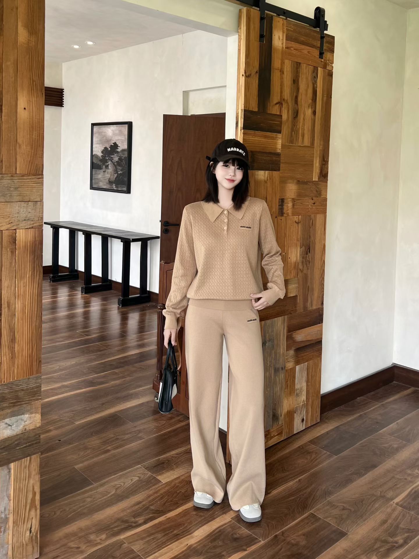 NO:952408,Suit MIU** new classic fashionable versatile casual lapel long-sleeved sweater elastic waist casual knitted trousers two-piece casual sports suit. One size fits all,,miumiu,19860909套装MIU**新款经典时髦百搭休闲翻领长袖针织衫松紧腰休闲针织长裤 休闲运动套装两件套.均码,,miumiu,,Women's clothing