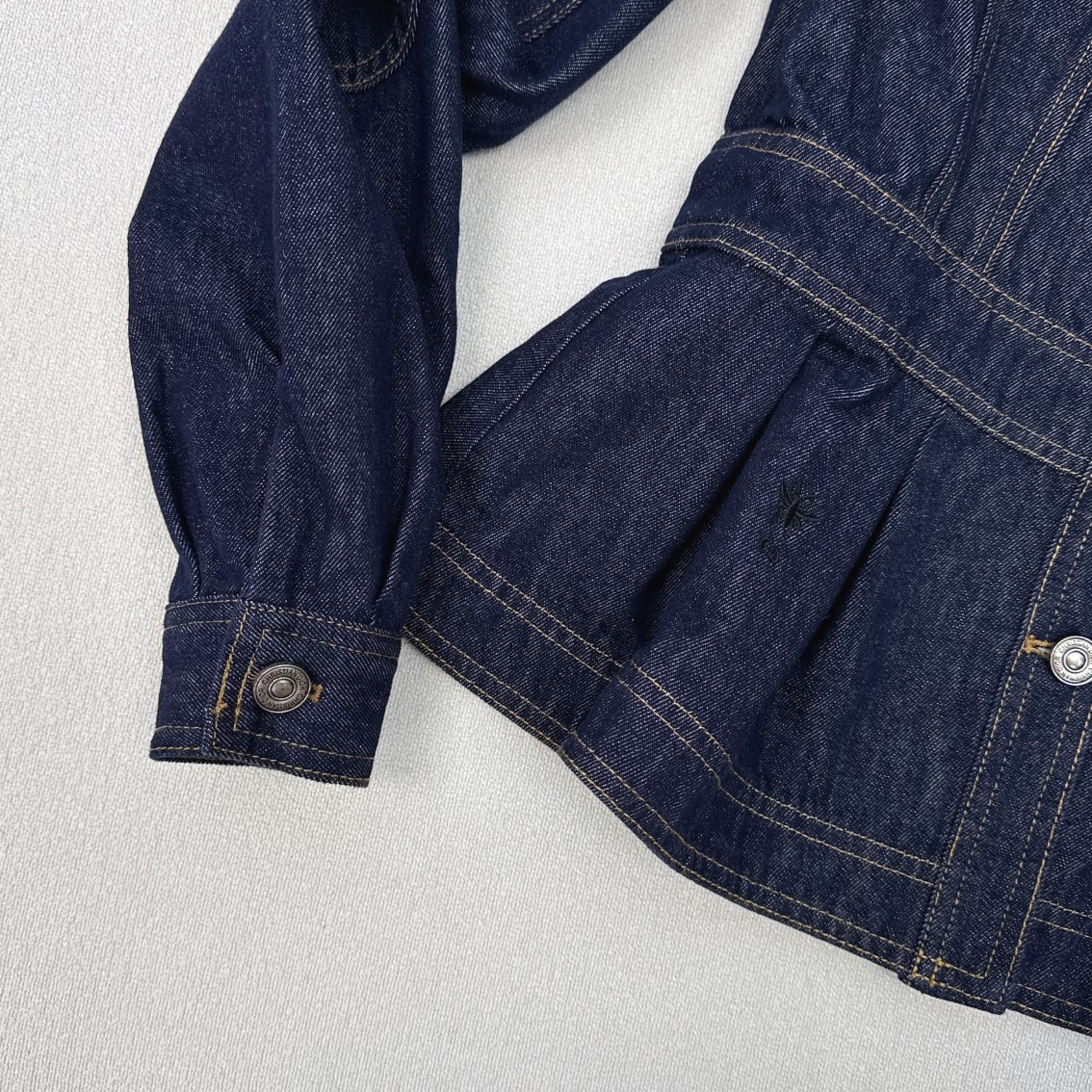 特价🉐️❗️现货齐码❗️不退不换❗️爆单推荐 CD 🌾————早秋最新款牛仔系列💙 收腰圆领牛仔外套+泡