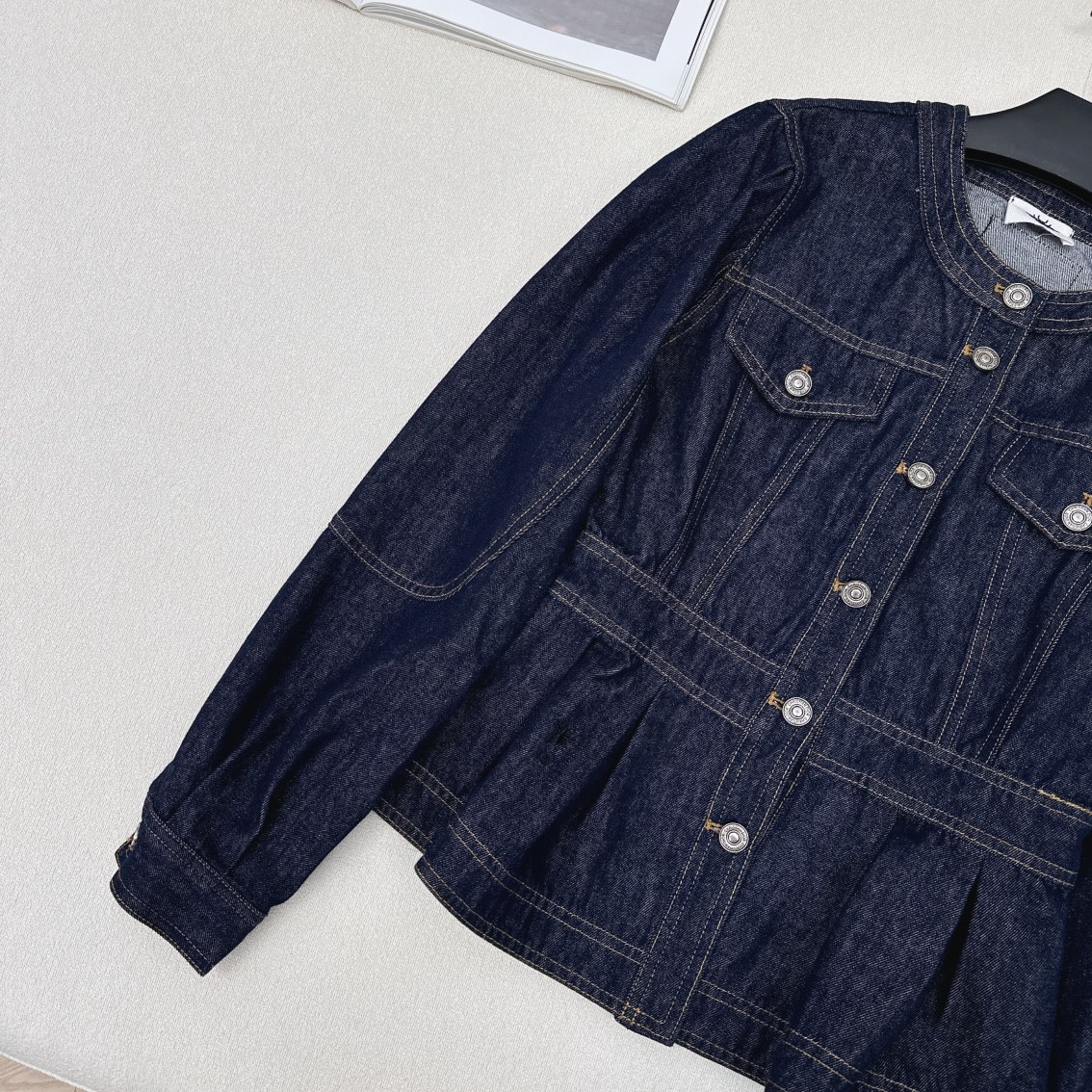 特价🉐️❗️现货齐码❗️不退不换❗️爆单推荐 CD 🌾————早秋最新款牛仔系列💙 收腰圆领牛仔外套+泡