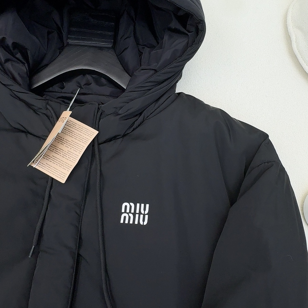 独家首发爆款推荐Miu*24ss------秋冬新品字母logo连帽面包羽绒服本季最佳版型面包服塑造裹身