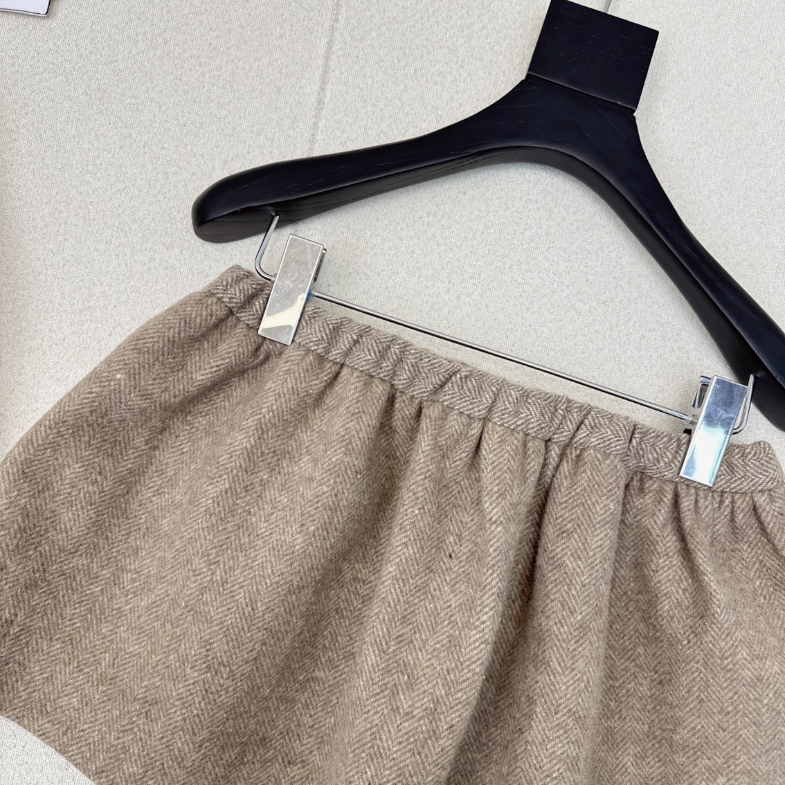 特价🉐️❗️现货齐码❗️不退不换❗️缪系少女穿搭 Miu 🌾————秋冬最新款知性分子学院风花苞蓬蓬超短