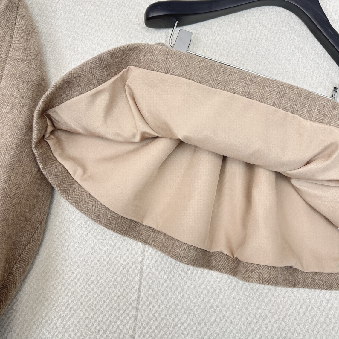 特价🉐️❗️现货齐码❗️不退不换❗️缪系少女穿搭 Miu 🌾————秋冬最新款知性分子学院风花苞蓬蓬超短