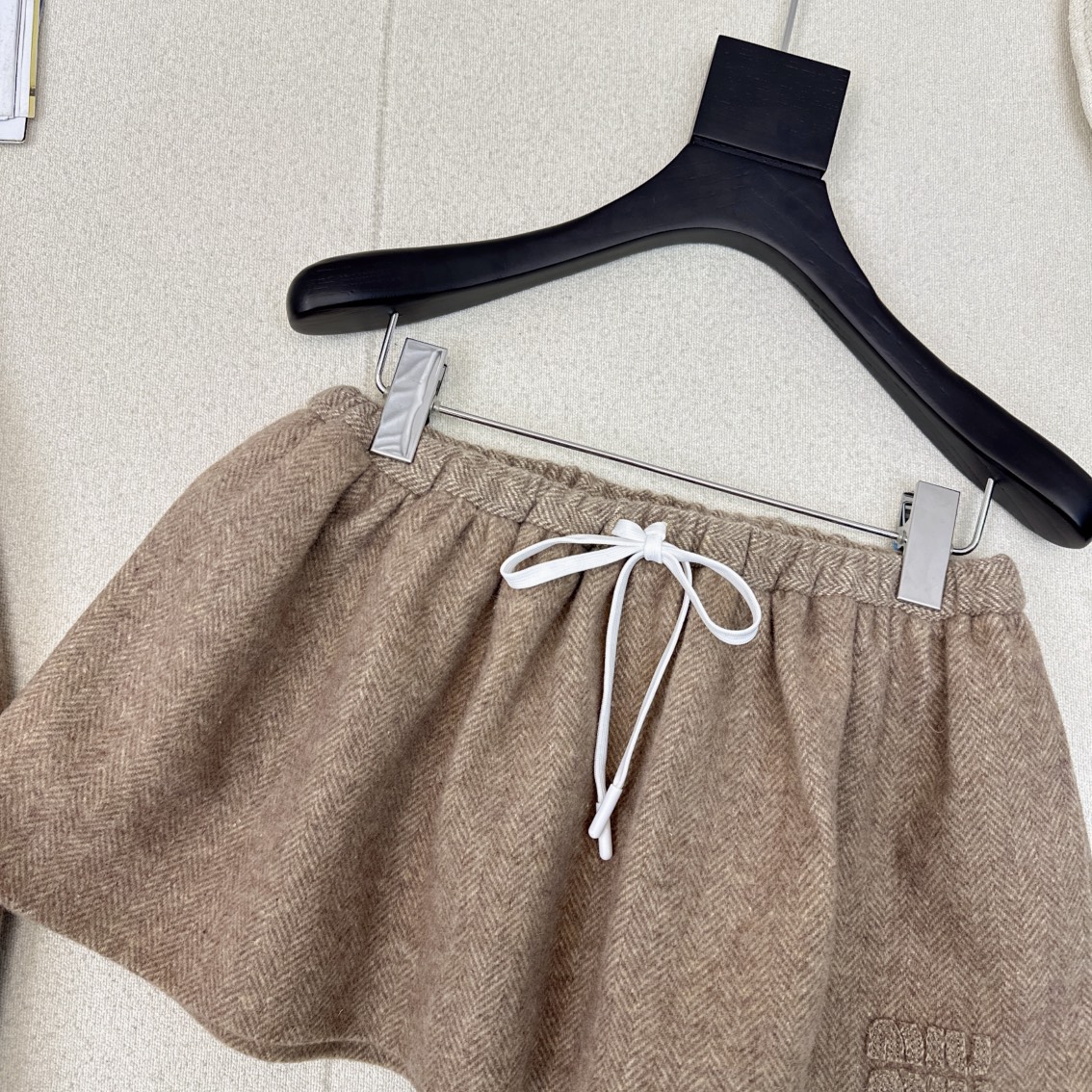 特价🉐️❗️现货齐码❗️不退不换❗️缪系少女穿搭 Miu 🌾————秋冬最新款知性分子学院风花苞蓬蓬超短