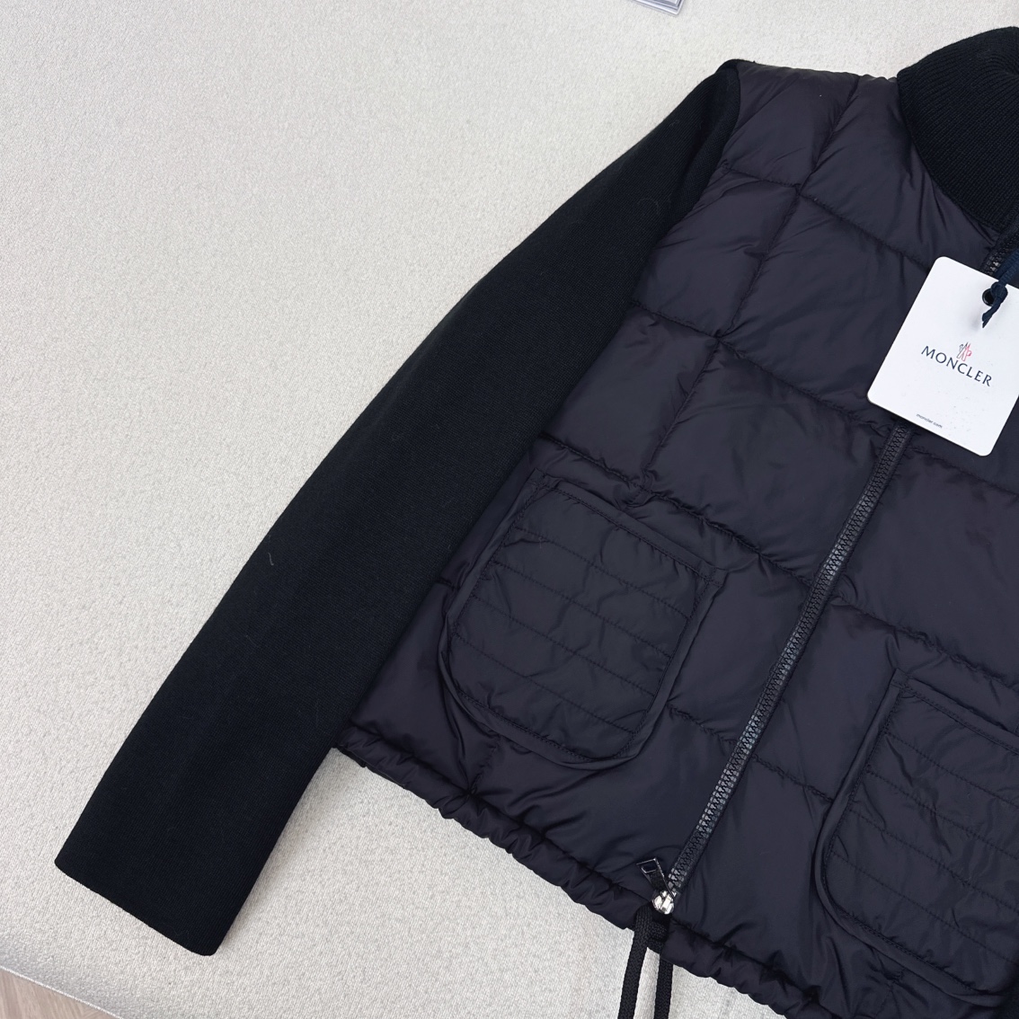 原单品质 MC 25Ss———秋冬最新款拼接针织羽绒服外套🤍小立领立体剪裁版型设计 时髦又帅气 国标90