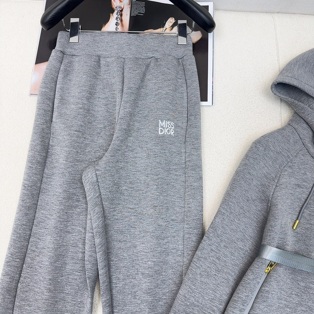 特价🉐️ ❗️现货齐码❗️不退不换❗️只有裤子❗️独家首发 CD ——早春最新款miss系列空气层套装 