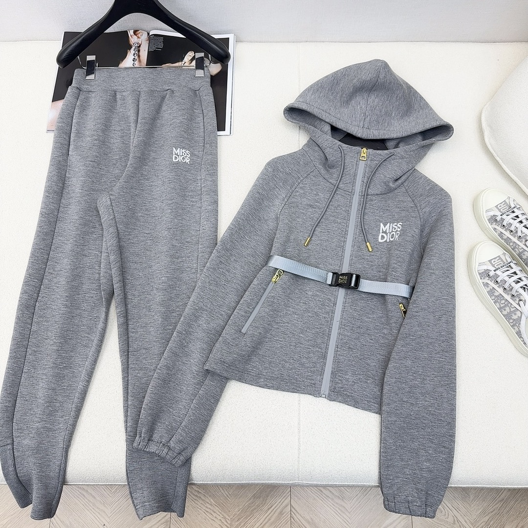 特价🉐️ ❗️现货齐码❗️不退不换❗️只有裤子❗️独家首发 CD ——早春最新款miss系列空气层套装 