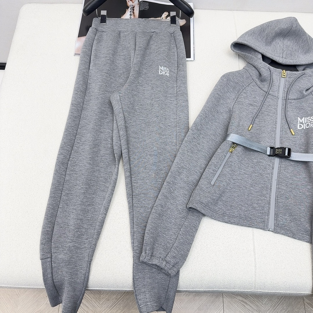 特价🉐️ ❗️现货齐码❗️不退不换❗️只有裤子❗️独家首发 CD ——早春最新款miss系列空气层套装 