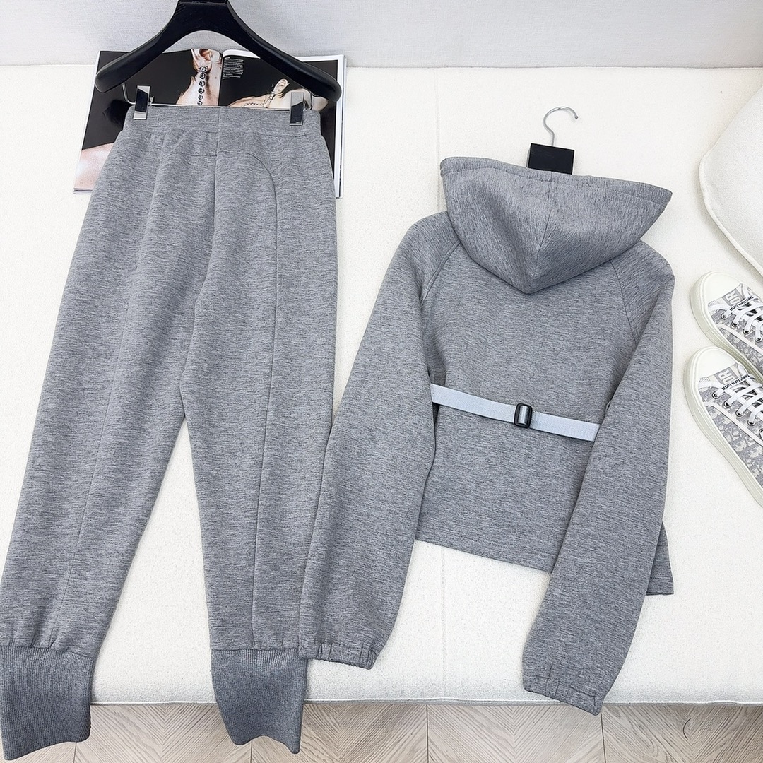 特价🉐️ ❗️现货齐码❗️不退不换❗️只有裤子❗️独家首发 CD ——早春最新款miss系列空气层套装 