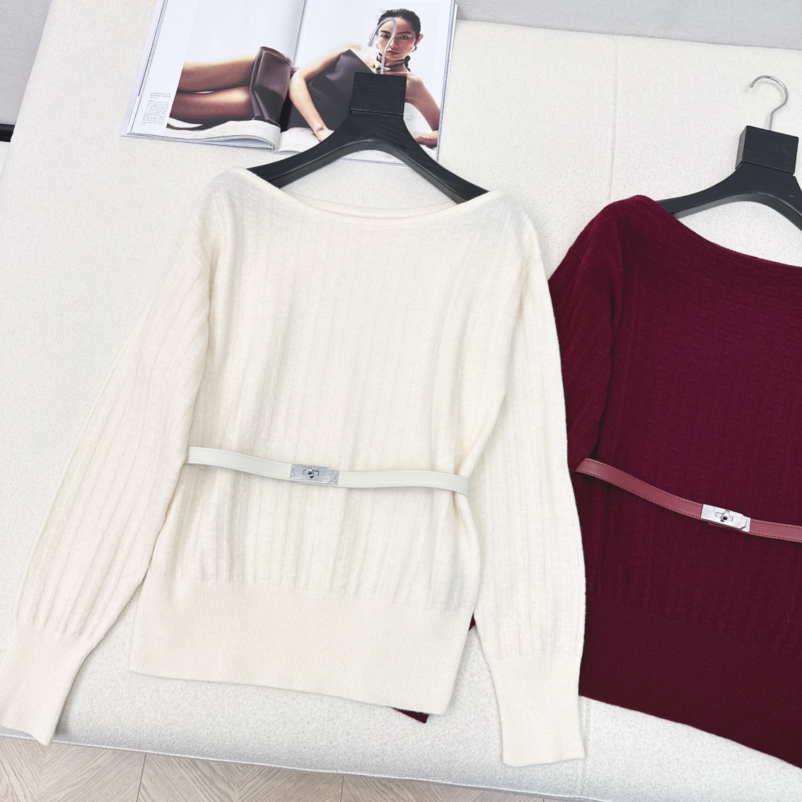 特价🉐️ ❗️现货齐码❗️不退不换❗️富家千金Look～Her ———秋冬最新款立体针织图案一字肩毛衣🤍