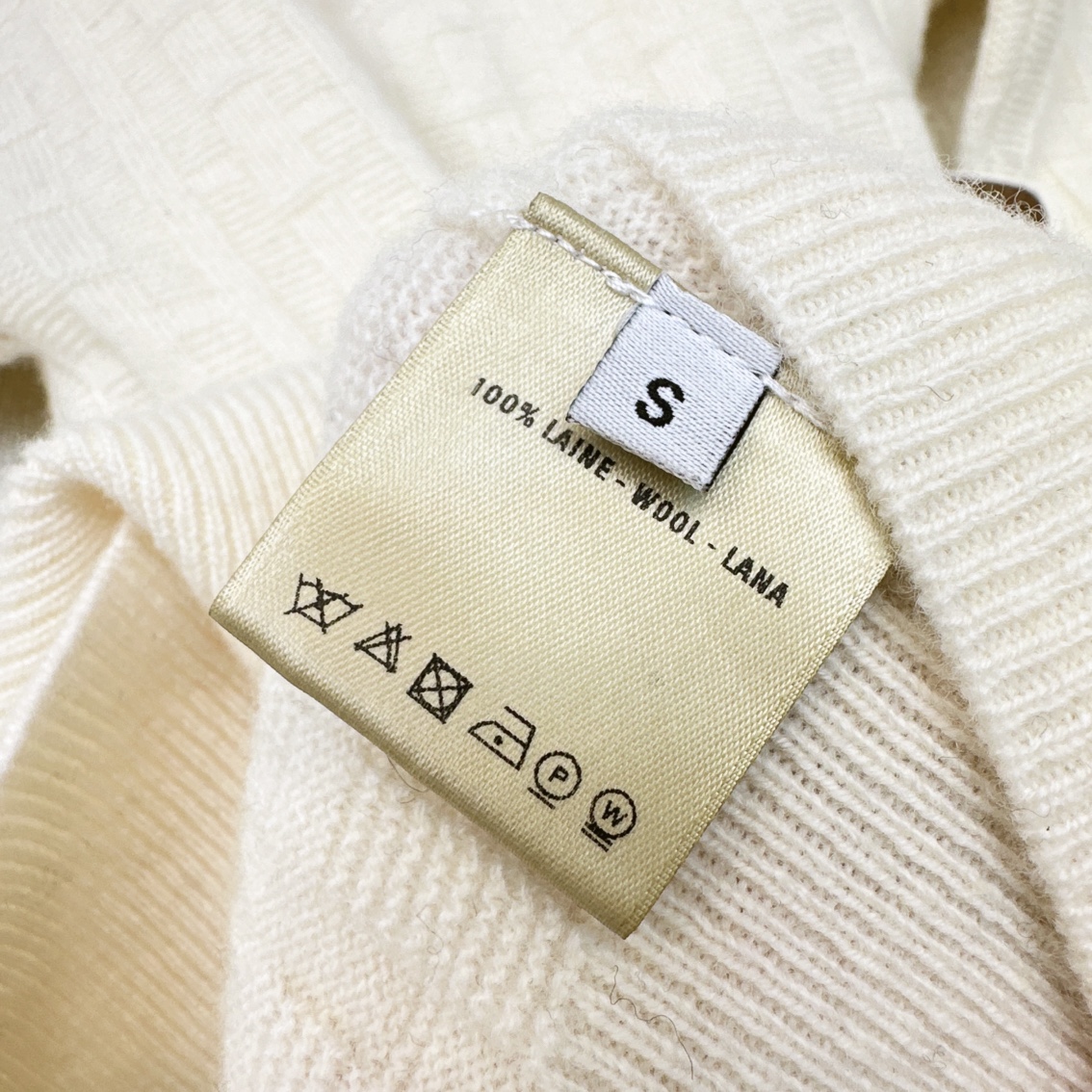 特价🉐️ ❗️现货齐码❗️不退不换❗️富家千金Look～Her ———秋冬最新款立体针织图案一字肩毛衣🤍