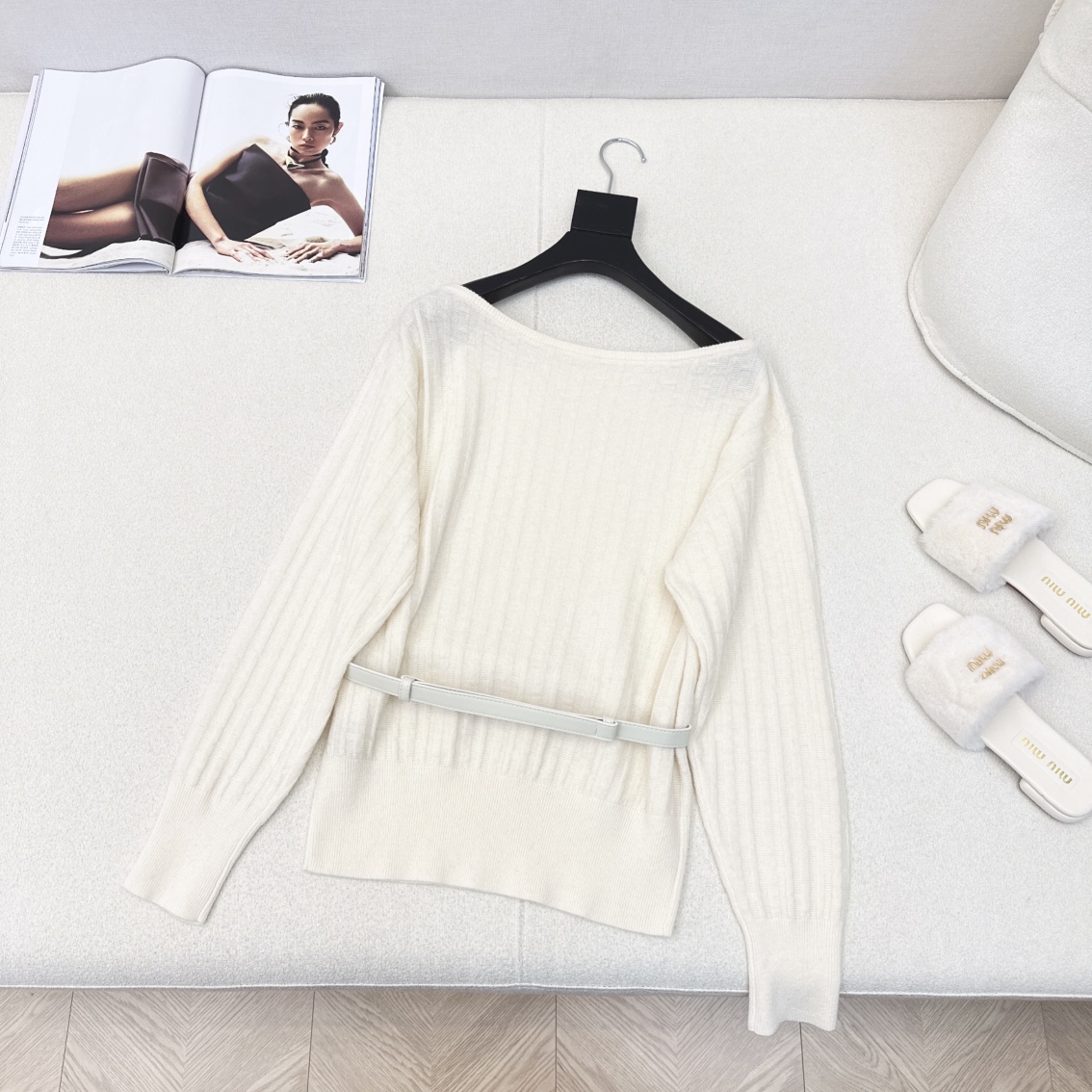 特价🉐️ ❗️现货齐码❗️不退不换❗️富家千金Look～Her ———秋冬最新款立体针织图案一字肩毛衣🤍