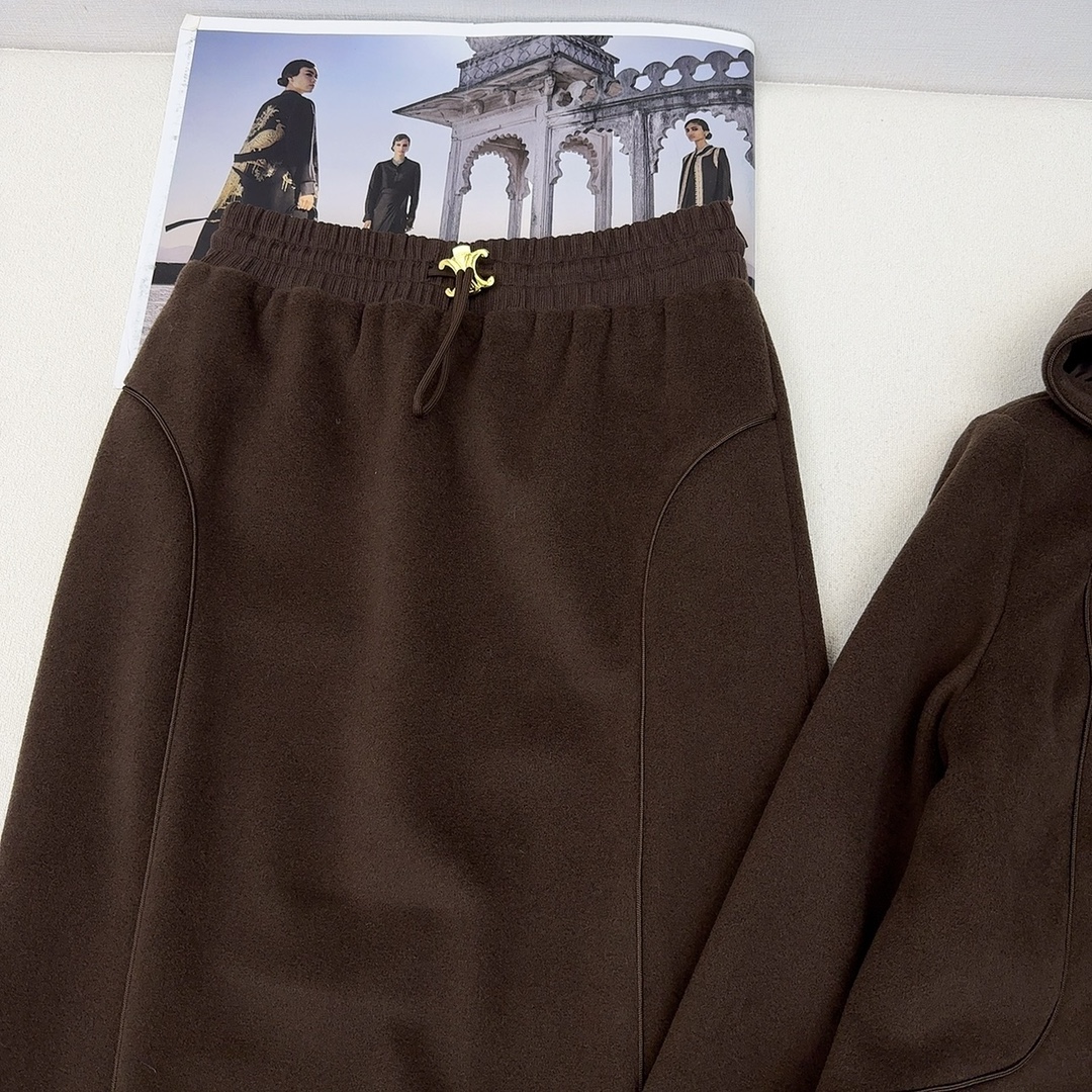 特价🉐️ ❗️现货齐码❗️不退不换❗️只有半裙❗️妥妥的老钱风时髦 CE ———秋冬最新款时髦套装🤎连帽