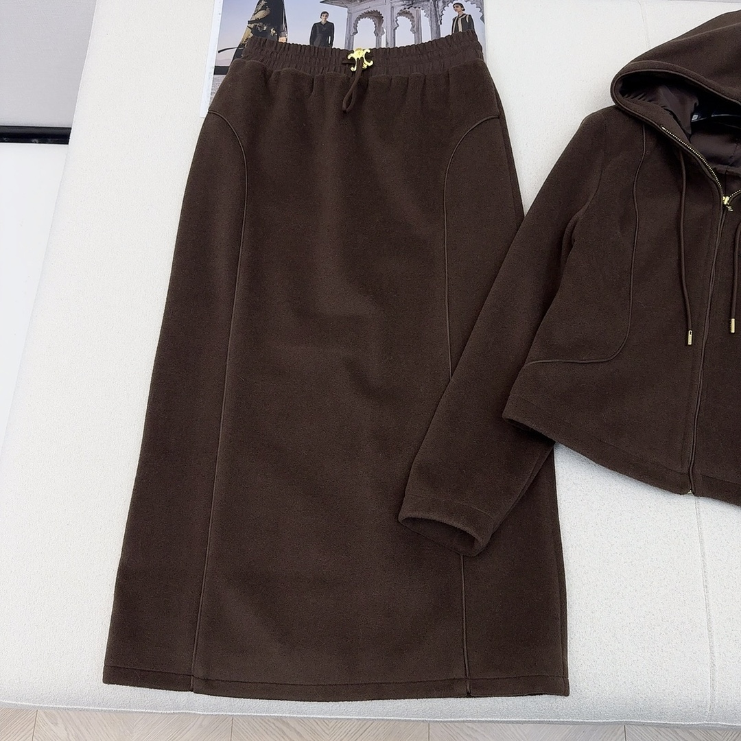 特价🉐️ ❗️现货齐码❗️不退不换❗️只有半裙❗️妥妥的老钱风时髦 CE ———秋冬最新款时髦套装🤎连帽