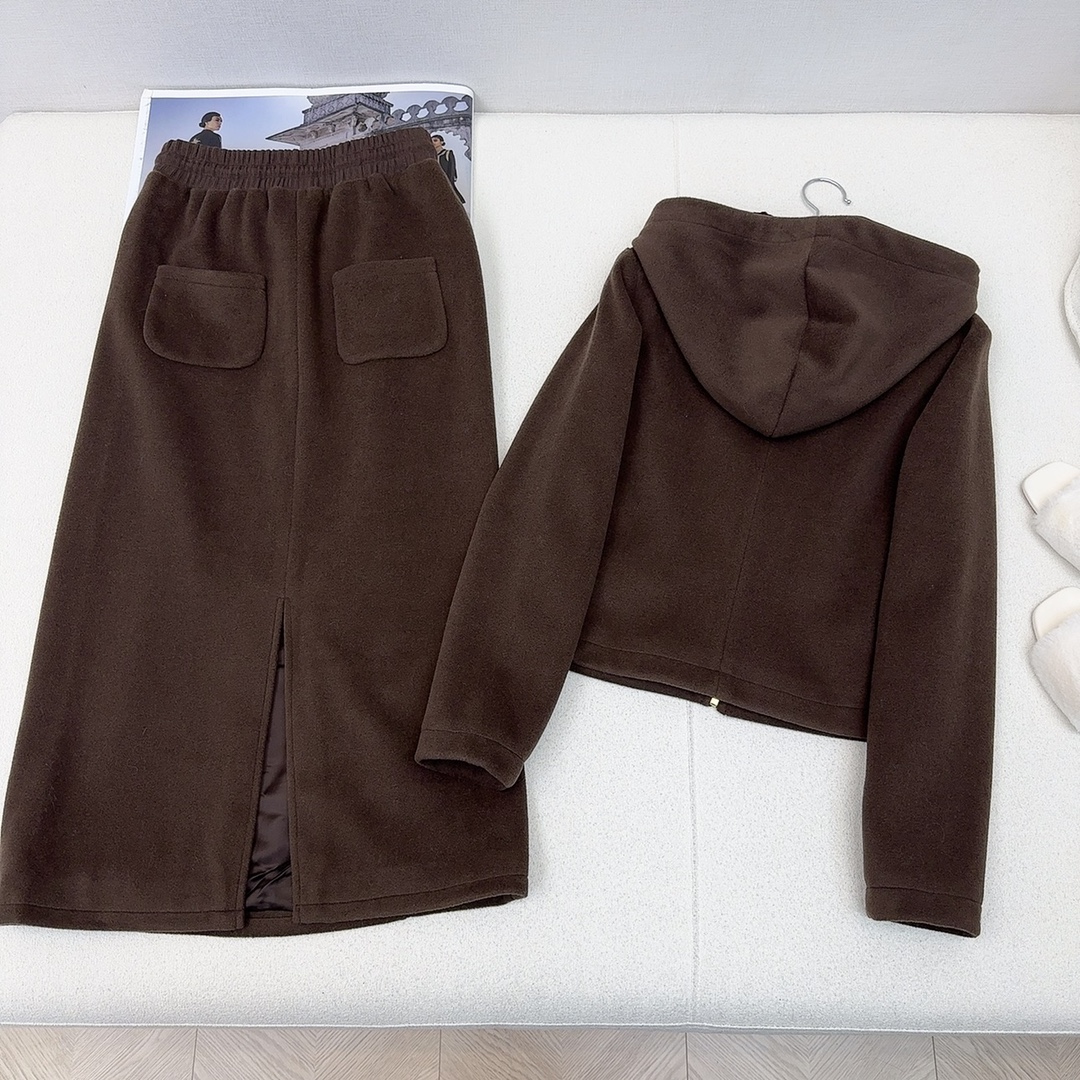 特价🉐️ ❗️现货齐码❗️不退不换❗️只有半裙❗️妥妥的老钱风时髦 CE ———秋冬最新款时髦套装🤎连帽