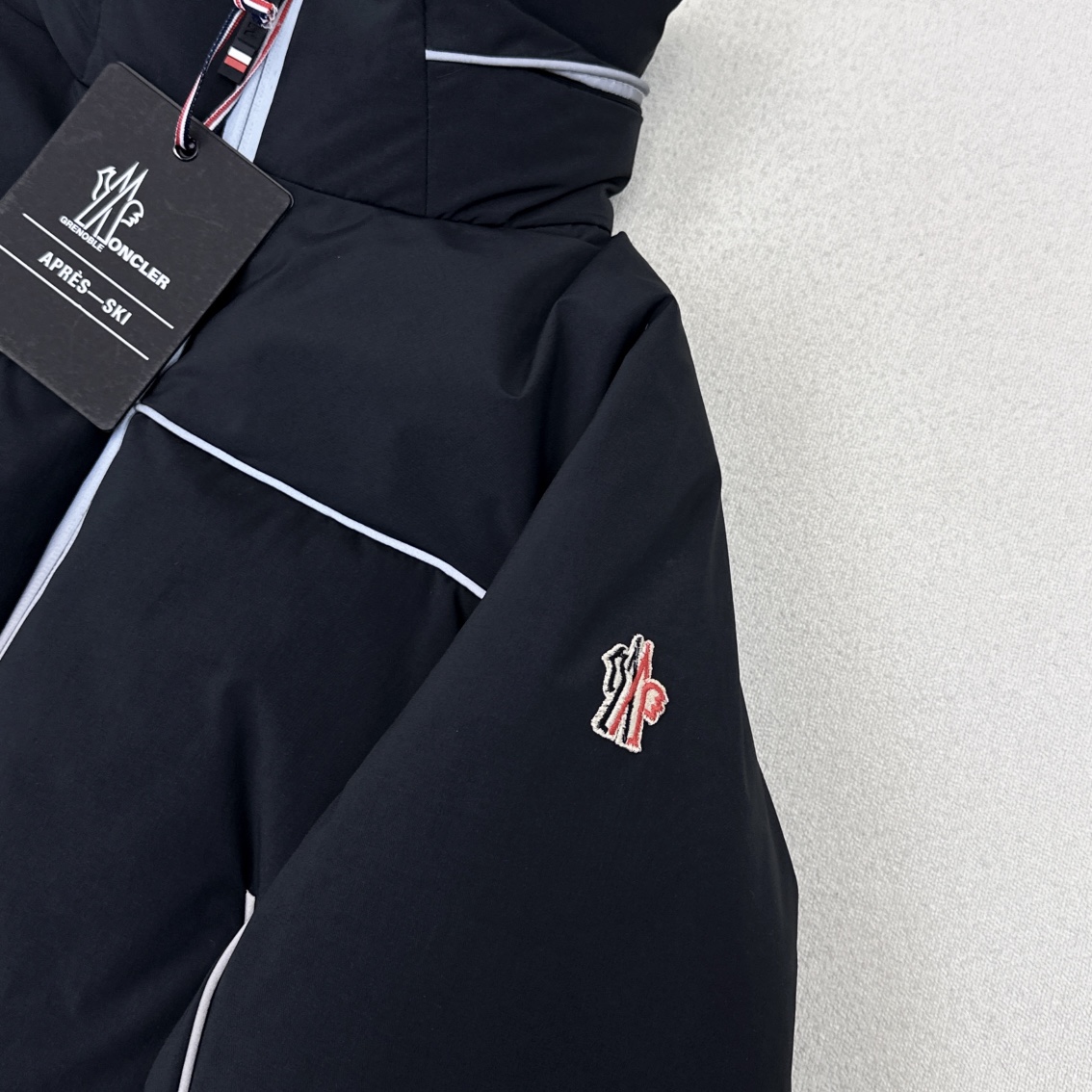 高端原单品质 MC 25Ss——-秋冬新品滑雪系列撞色条立领连帽羽绒服 🤍 隐藏式拉链连帽设计 呈现休闲