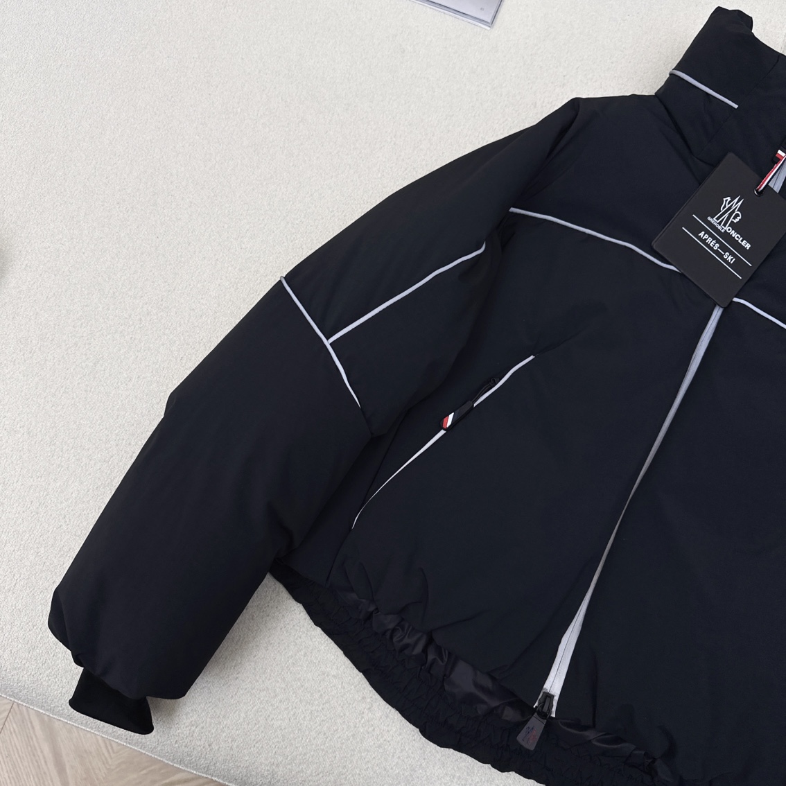 高端原单品质 MC 25Ss——-秋冬新品滑雪系列撞色条立领连帽羽绒服 🤍 隐藏式拉链连帽设计 呈现休闲