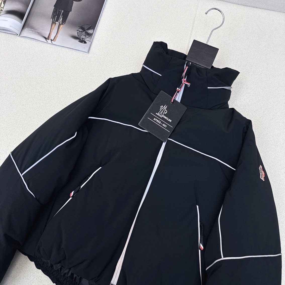 高端原单品质 MC 25Ss——-秋冬新品滑雪系列撞色条立领连帽羽绒服 🤍 隐藏式拉链连帽设计 呈现休闲