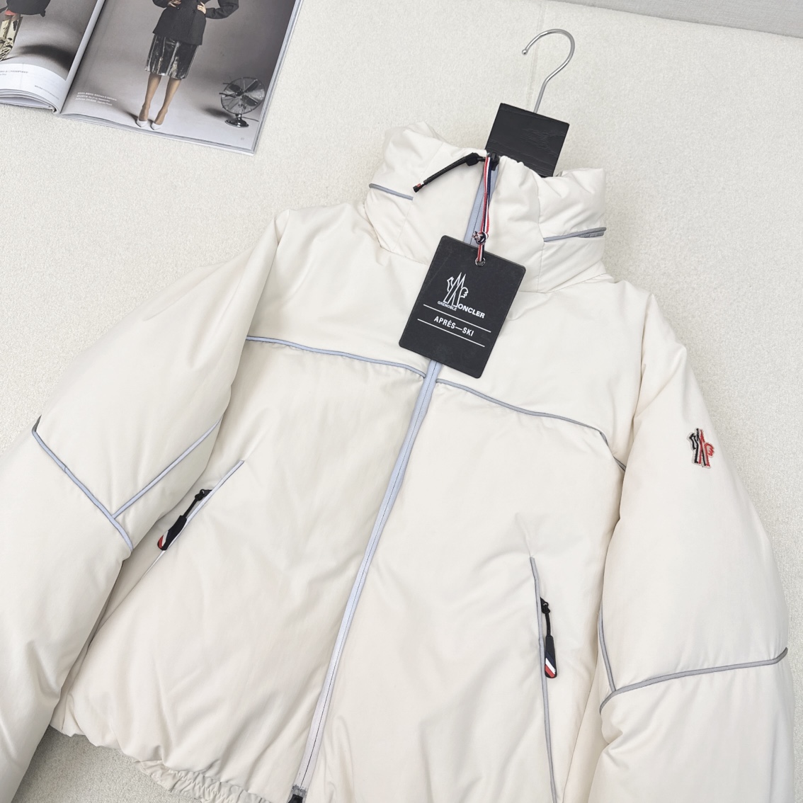 高端原单品质 MC 25Ss——-秋冬新品滑雪系列撞色条立领连帽羽绒服 🤍 隐藏式拉链连帽设计 呈现休闲