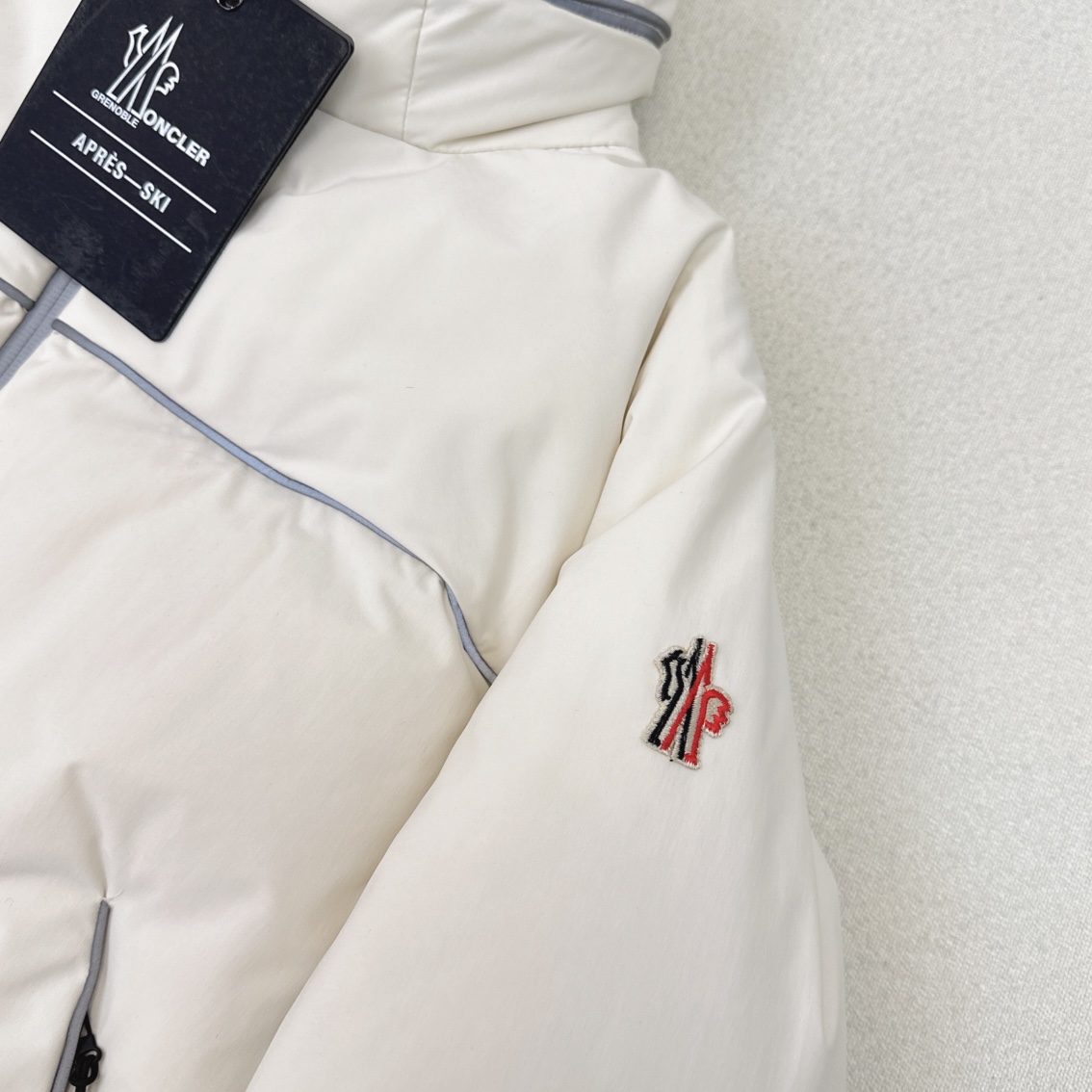 高端原单品质 MC 25Ss——-秋冬新品滑雪系列撞色条立领连帽羽绒服 🤍 隐藏式拉链连帽设计 呈现休闲