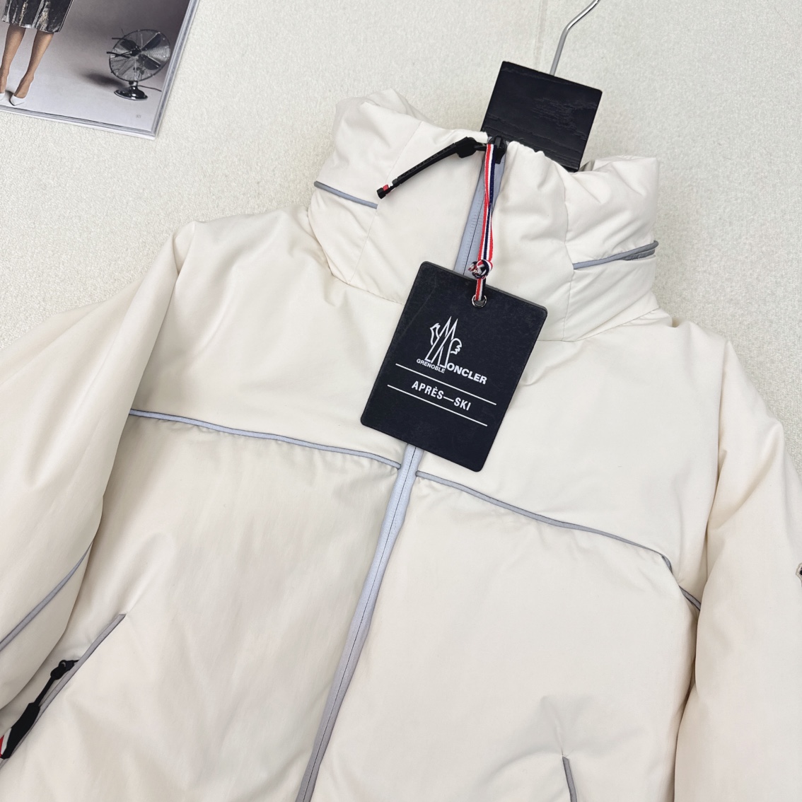 高端原单品质 MC 25Ss——-秋冬新品滑雪系列撞色条立领连帽羽绒服 🤍 隐藏式拉链连帽设计 呈现休闲