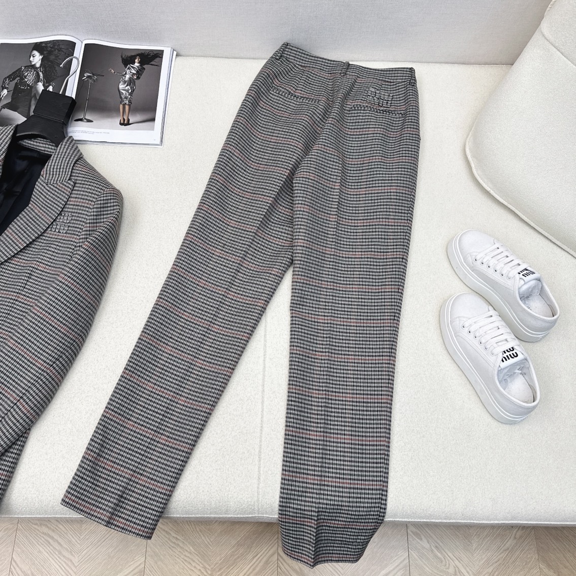 特价🉐️❗️现货齐码❗️不退不换❗️独家首发 Miu 🌾————秋冬最新款智感英伦风套装🩶英伦风格纹宽肩