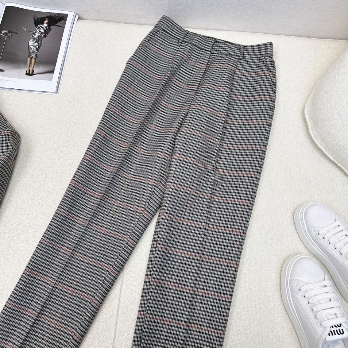 特价🉐️❗️现货齐码❗️不退不换❗️独家首发 Miu 🌾————秋冬最新款智感英伦风套装🩶英伦风格纹宽肩