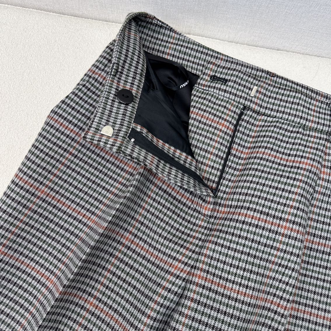 特价🉐️❗️现货齐码❗️不退不换❗️独家首发 Miu 🌾————秋冬最新款智感英伦风套装🩶英伦风格纹宽肩