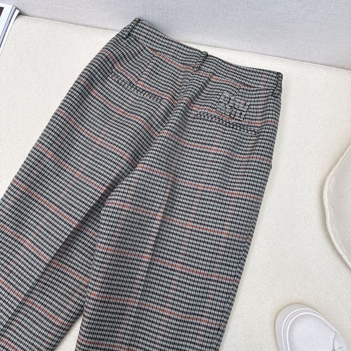 特价🉐️❗️现货齐码❗️不退不换❗️独家首发 Miu 🌾————秋冬最新款智感英伦风套装🩶英伦风格纹宽肩