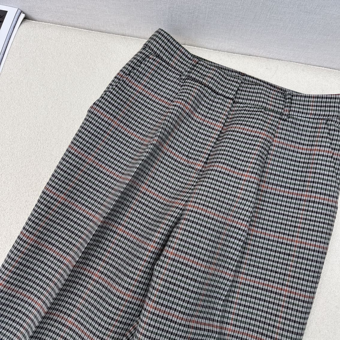 特价🉐️❗️现货齐码❗️不退不换❗️独家首发 Miu 🌾————秋冬最新款智感英伦风套装🩶英伦风格纹宽肩