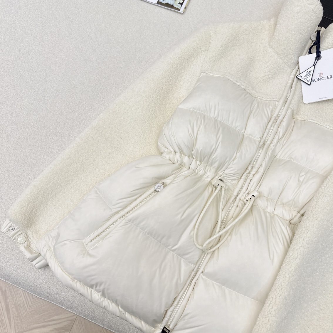 原单品质 MC 25ss------秋冬新款 奶呼呼的羊皮毛拼接羽绒服🤍原版定制进口面料软糯细腻质感超赞