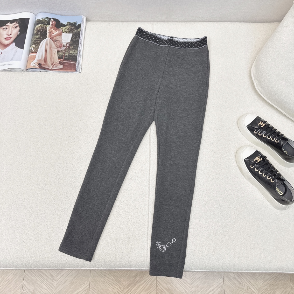 特价🉐️❗️现货齐码❗️不退不换❗️入冬必备 C家 🌾————秋冬最新款刺绣装饰松紧腰打底裤 🖤采用软糯
