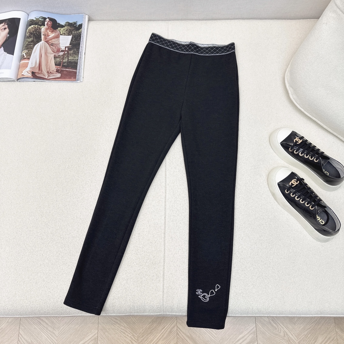 特价🉐️❗️现货齐码❗️不退不换❗️入冬必备 C家 🌾————秋冬最新款刺绣装饰松紧腰打底裤 🖤采用软糯